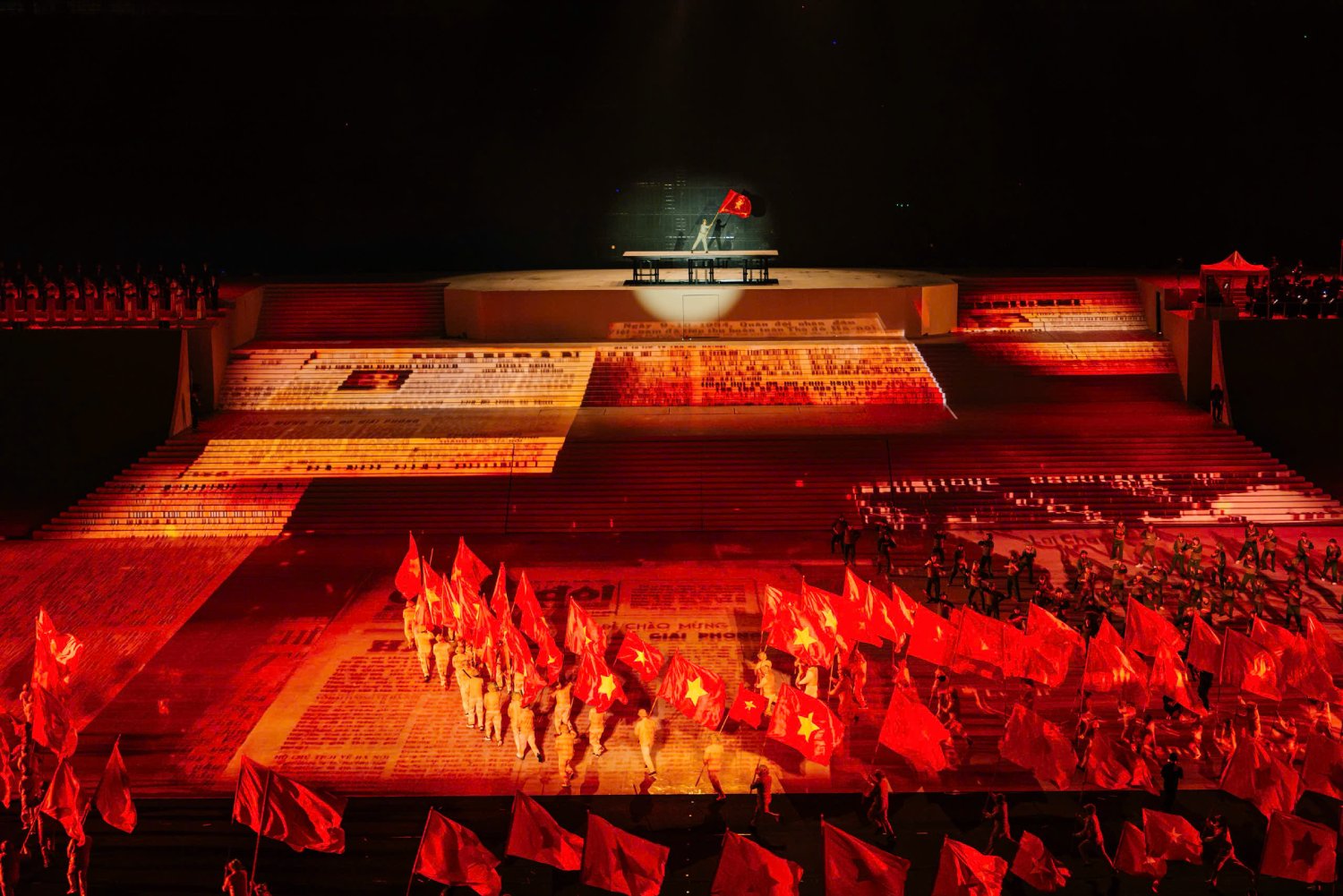 Những hình ảnh hoành tráng của chương trình nghệ thuật đặc biệt thu hút 20 ngàn khán giả - Ảnh 9.