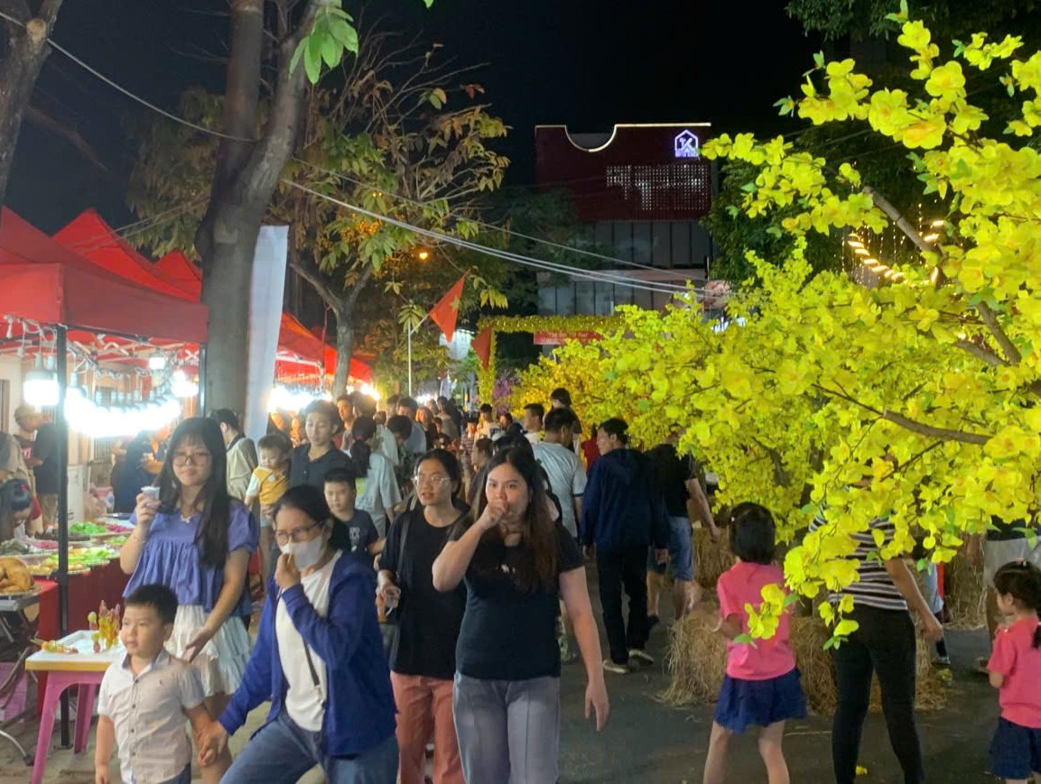 Điểm chụp ảnh tết v&agrave; ăn uống mới toanh thu h&uacute;t giới trẻ - Ảnh 1.