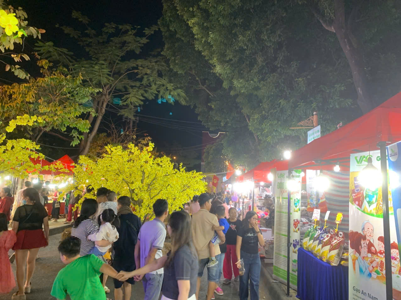 Điểm chụp ảnh tết v&agrave; ăn uống mới toanh thu h&uacute;t giới trẻ - Ảnh 3.