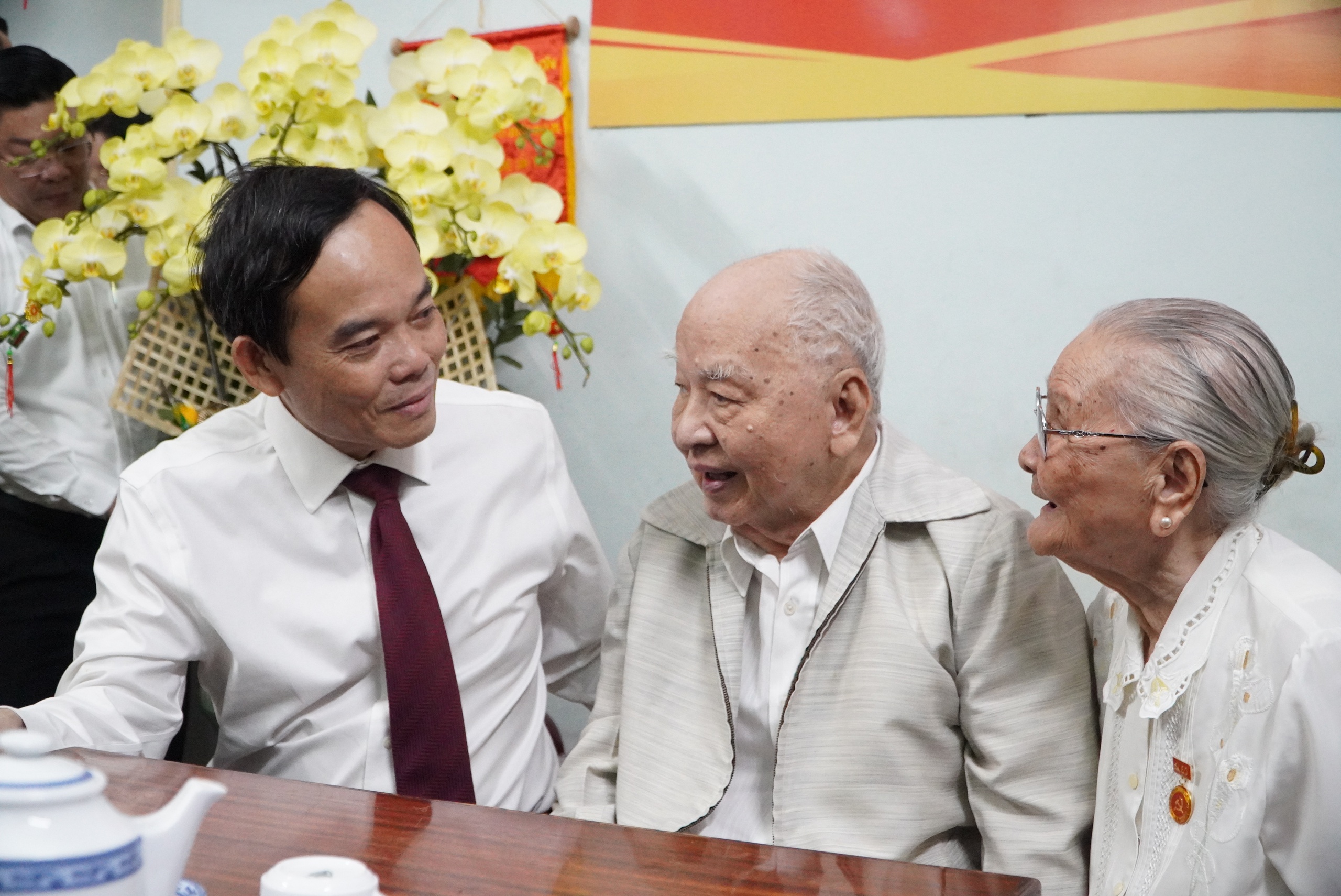 Thành ủy TP.HCM trao Huy hiệu Đảng đến nguyên trợ lý 2 Tổng Bí thư- Ảnh 2.