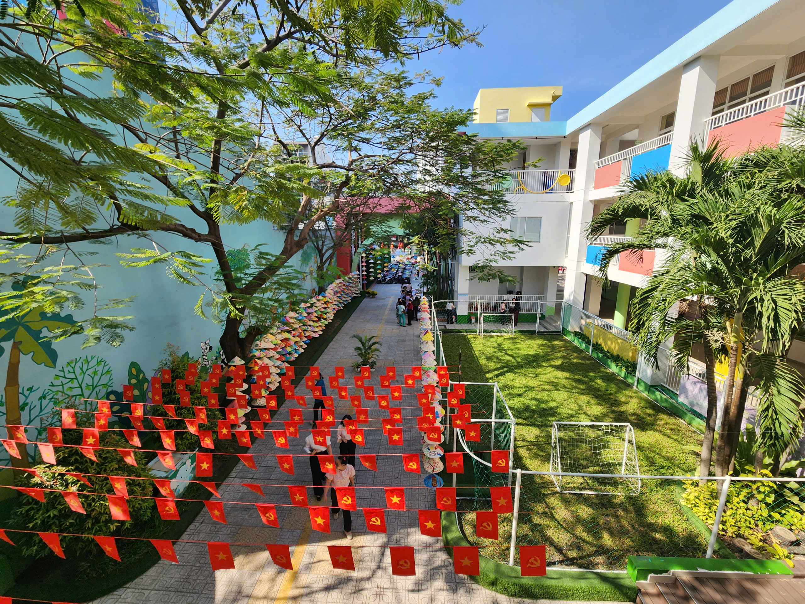 Rực rỡ sắc hoa đón tết ở những trường học hàng ngàn mét vuông - Ảnh 10.