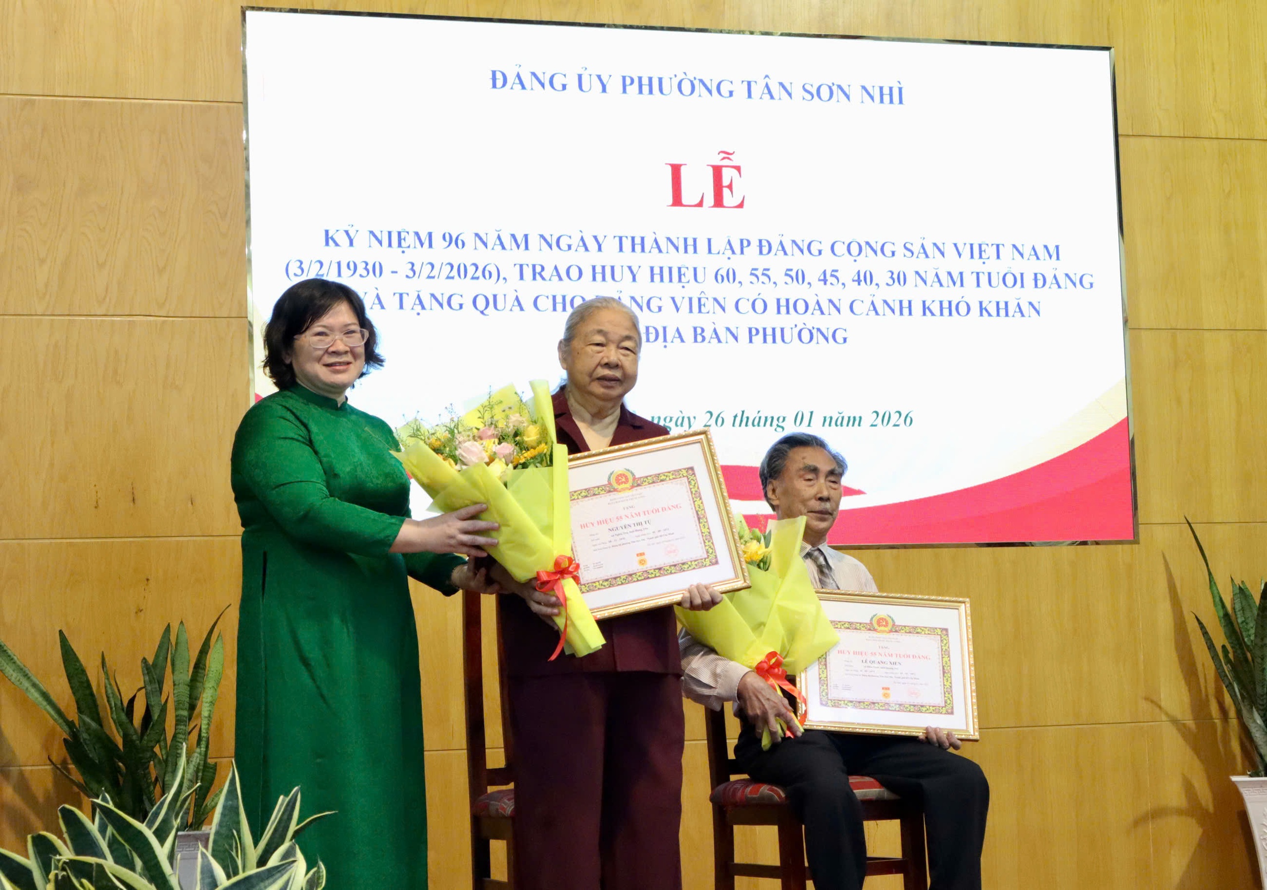 Thành ủy TP.HCM trao Huy hiệu Đảng đến nguyên trợ lý 2 Tổng Bí thư- Ảnh 7.