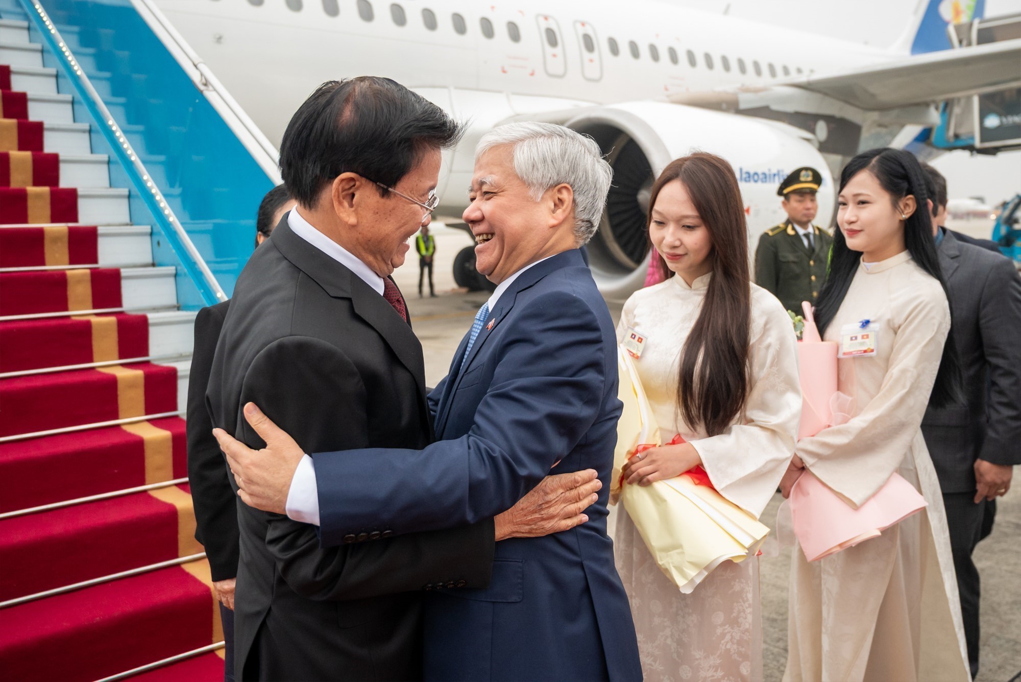 Tổng Bí thư, Chủ tịch nước Lào bắt đầu thăm cấp nhà nước tới Việt Nam  - Ảnh 1.