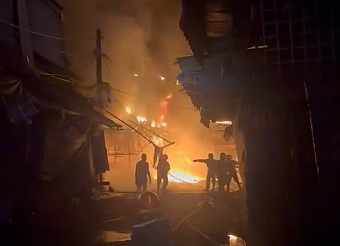 TP.HCM: Cháy nhiều căn nhà ở kết hợp kinh doanh gần chợ Nhị Thiên Đường- Ảnh 2.