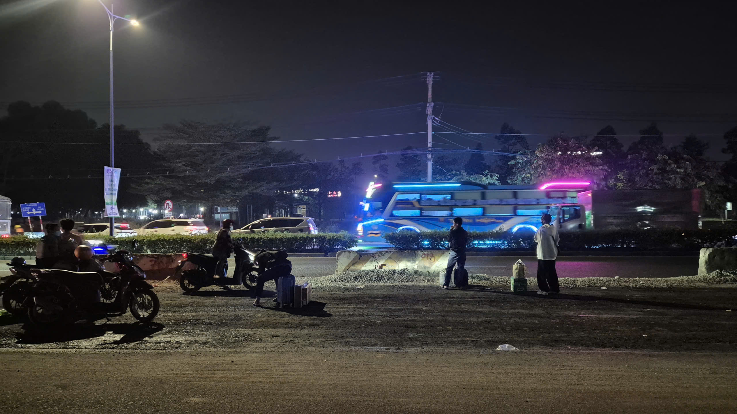 Rời thành phố về quê đón tết sớm - Ảnh 2.