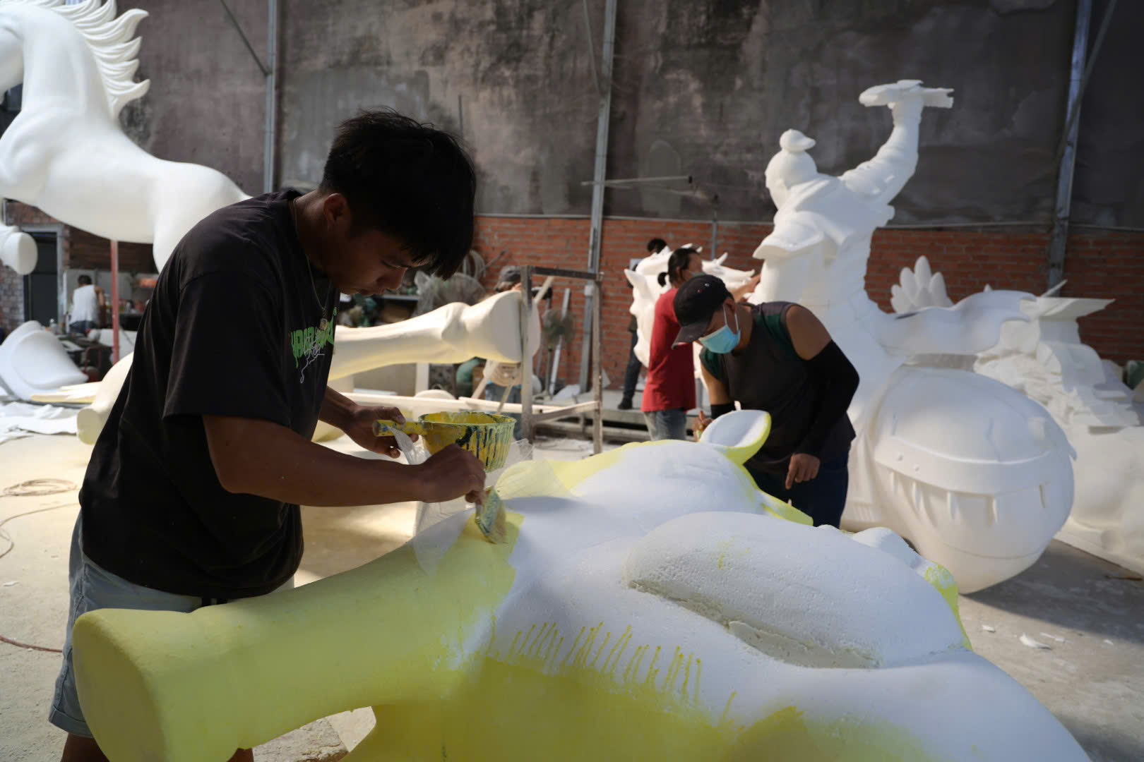 Bên trong xưởng làm linh vật ngựa cho Đường hoa Nguyễn Huệ 2026- Ảnh 7.