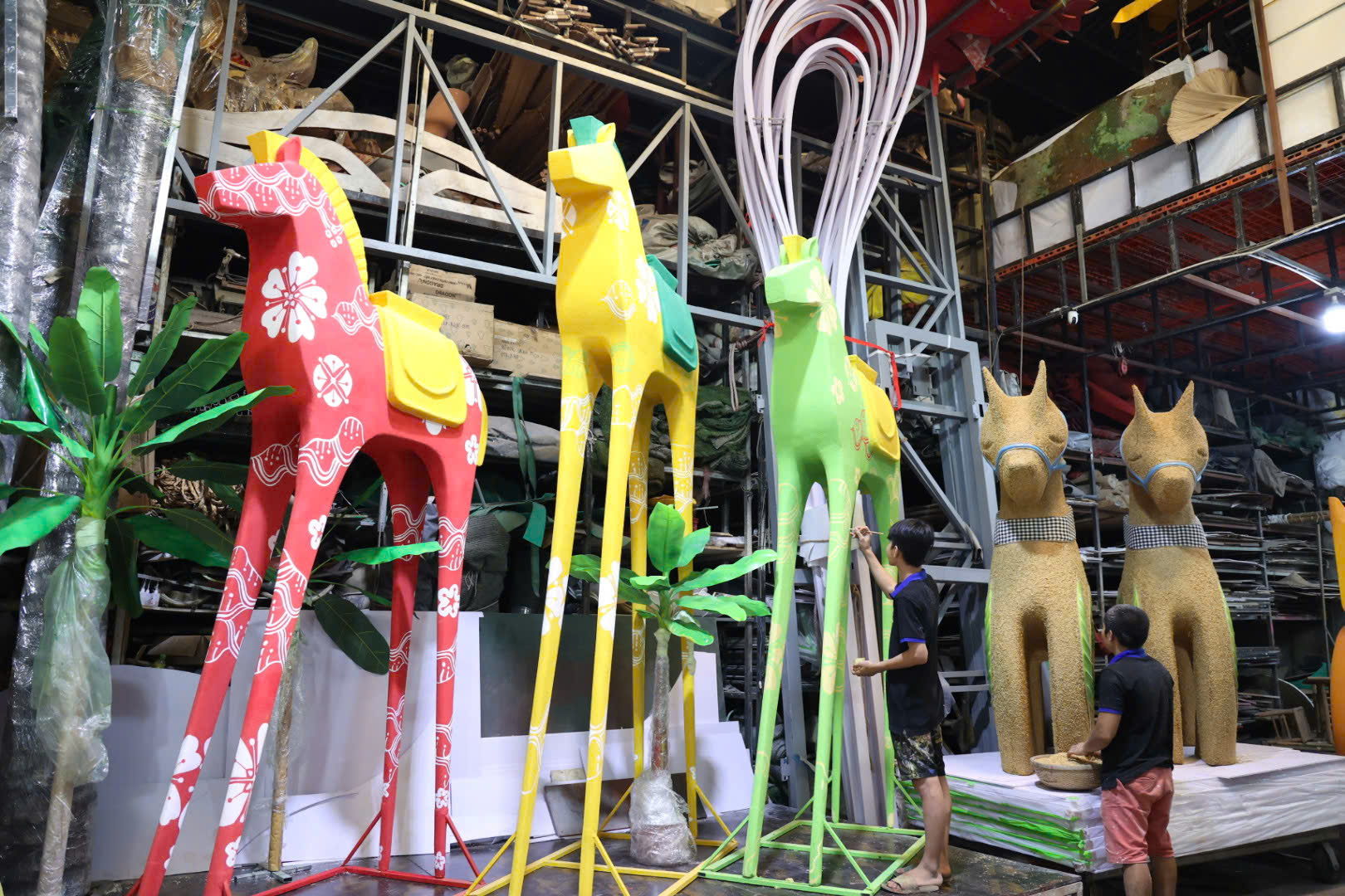 Bên trong xưởng làm linh vật ngựa cho Đường hoa Nguyễn Huệ 2026- Ảnh 6.