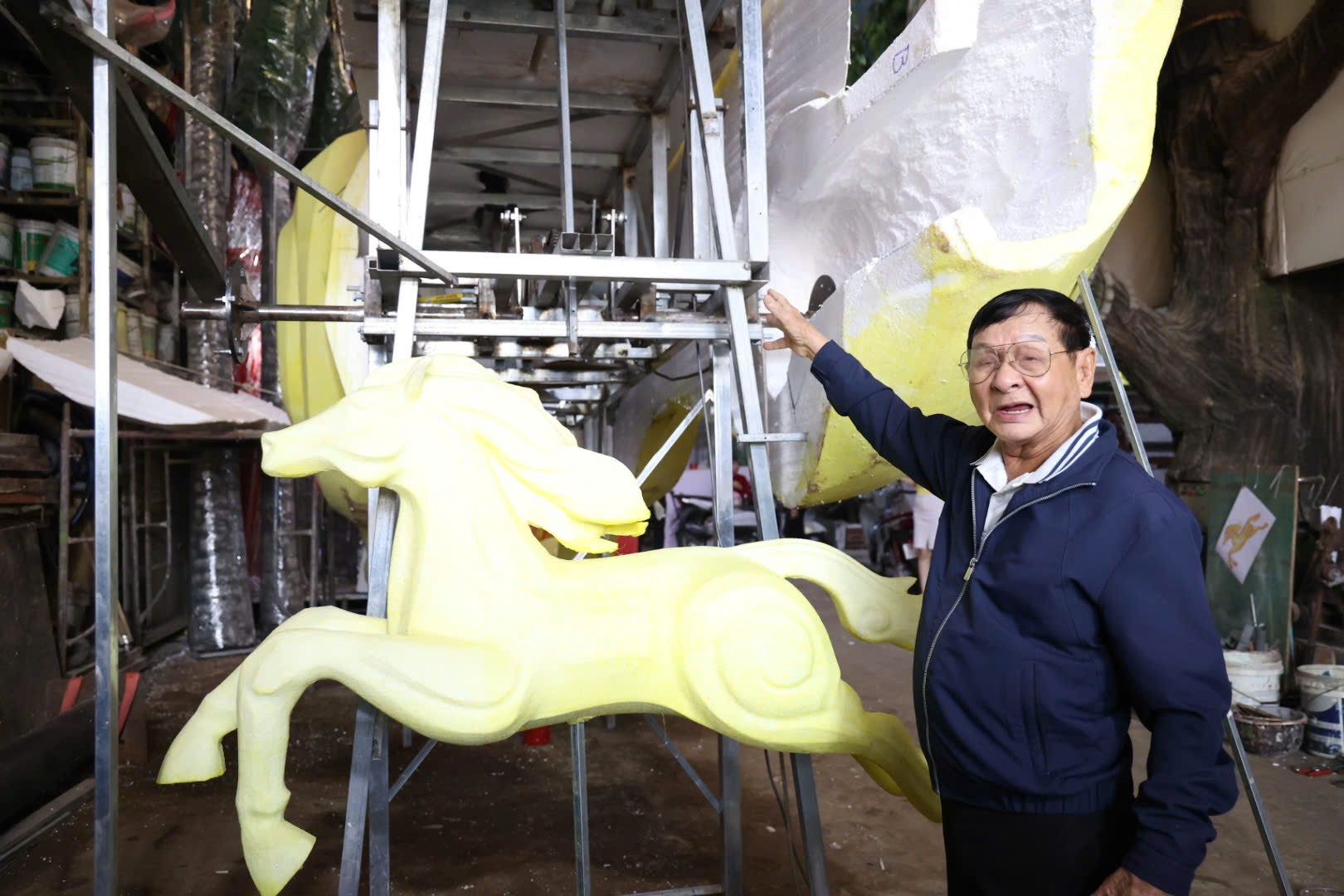 Bên trong xưởng làm linh vật ngựa cho Đường hoa Nguyễn Huệ 2026- Ảnh 5.