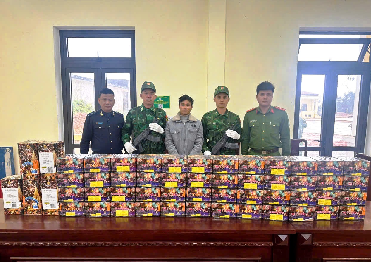 Giấu 89 kg pháo nổ dưới quặng bô xít, tài xế bị tóm gọn tại cửa khẩu - Ảnh 1.