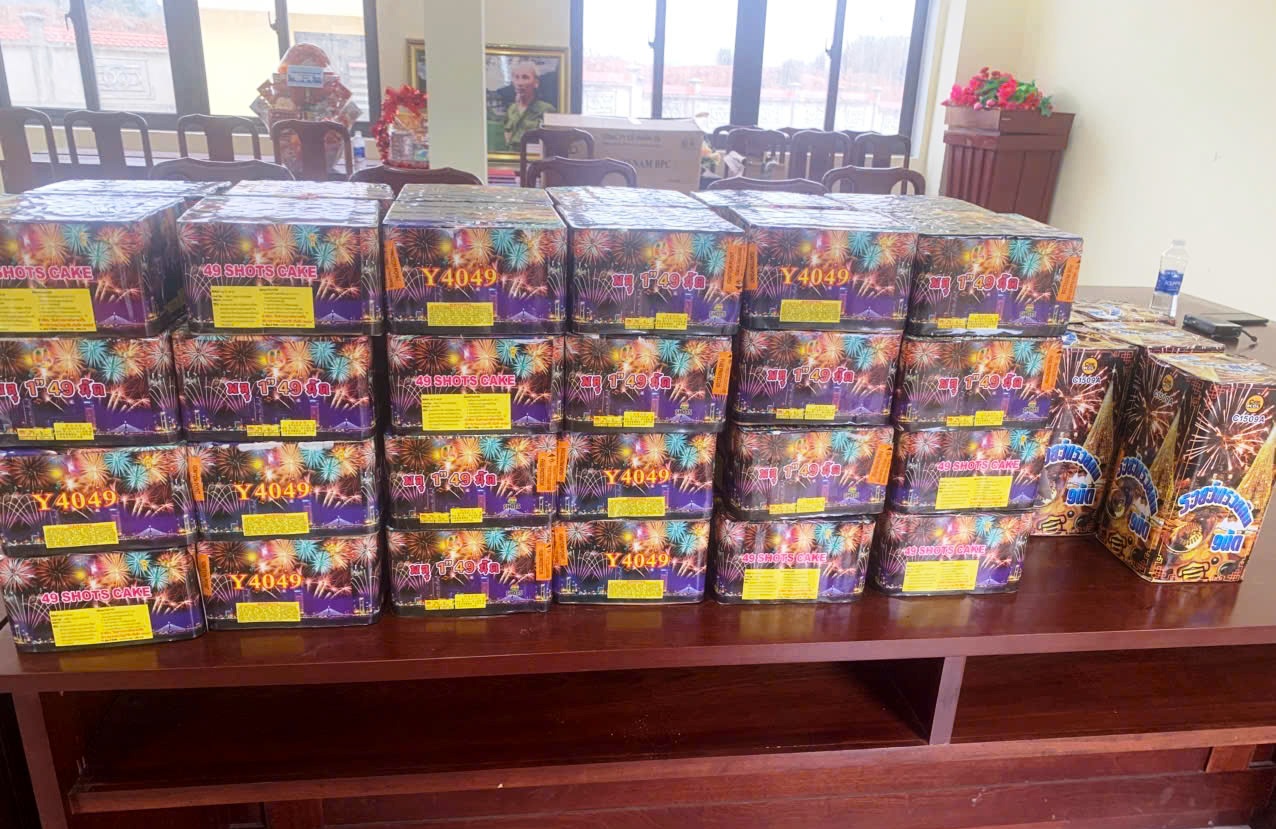 Giấu 89 kg pháo nổ dưới quặng bô xít, tài xế bị tóm gọn tại cửa khẩu - Ảnh 2.