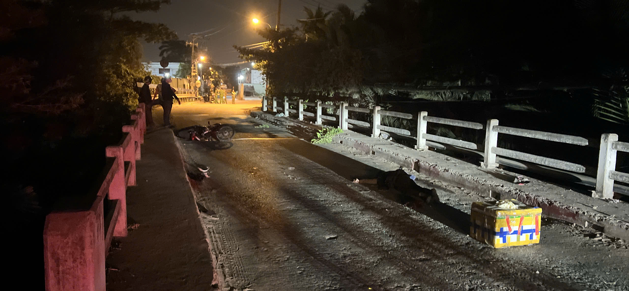 Phát hiện nam thanh niên tử vong bên xe máy lúc rạng sáng ở TP.HCM- Ảnh 1. Phát hiện nam thanh niên tử vong bên xe máy lúc rạng sáng ở TP.HCM- Ảnh 1.