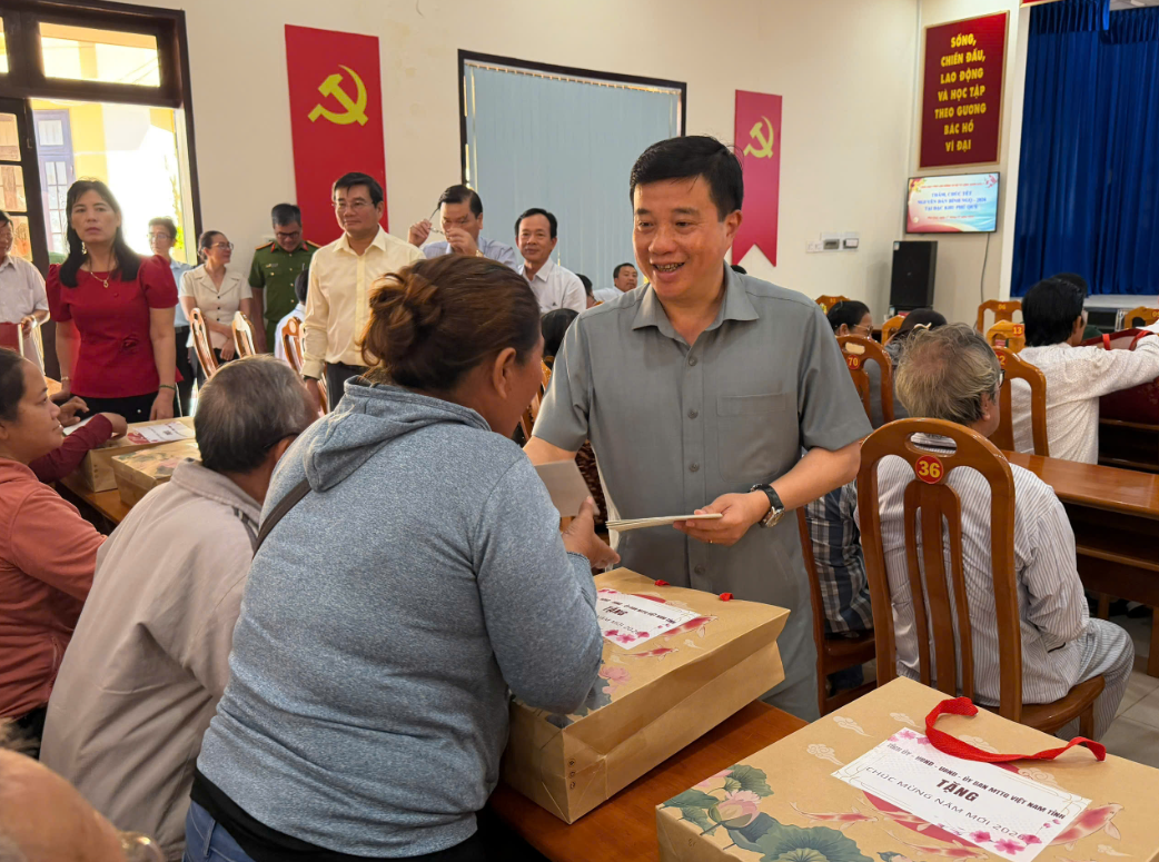 Bí thư Tỉnh ủy Lâm Đồng cùng các tướng lĩnh thăm, chúc tết Đặc khu Phú Quý- Ảnh 2.