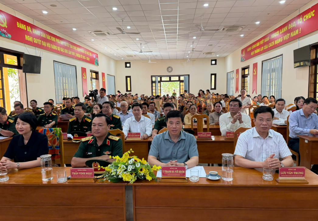 Bí thư Tỉnh ủy Lâm Đồng cùng các tướng lĩnh thăm, chúc tết Đặc khu Phú Quý- Ảnh 1.