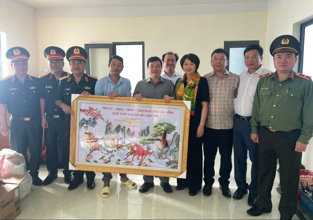 Bí thư Tỉnh ủy Lâm Đồng cùng các tướng lĩnh thăm, chúc tết Đặc khu Phú Quý- Ảnh 4.