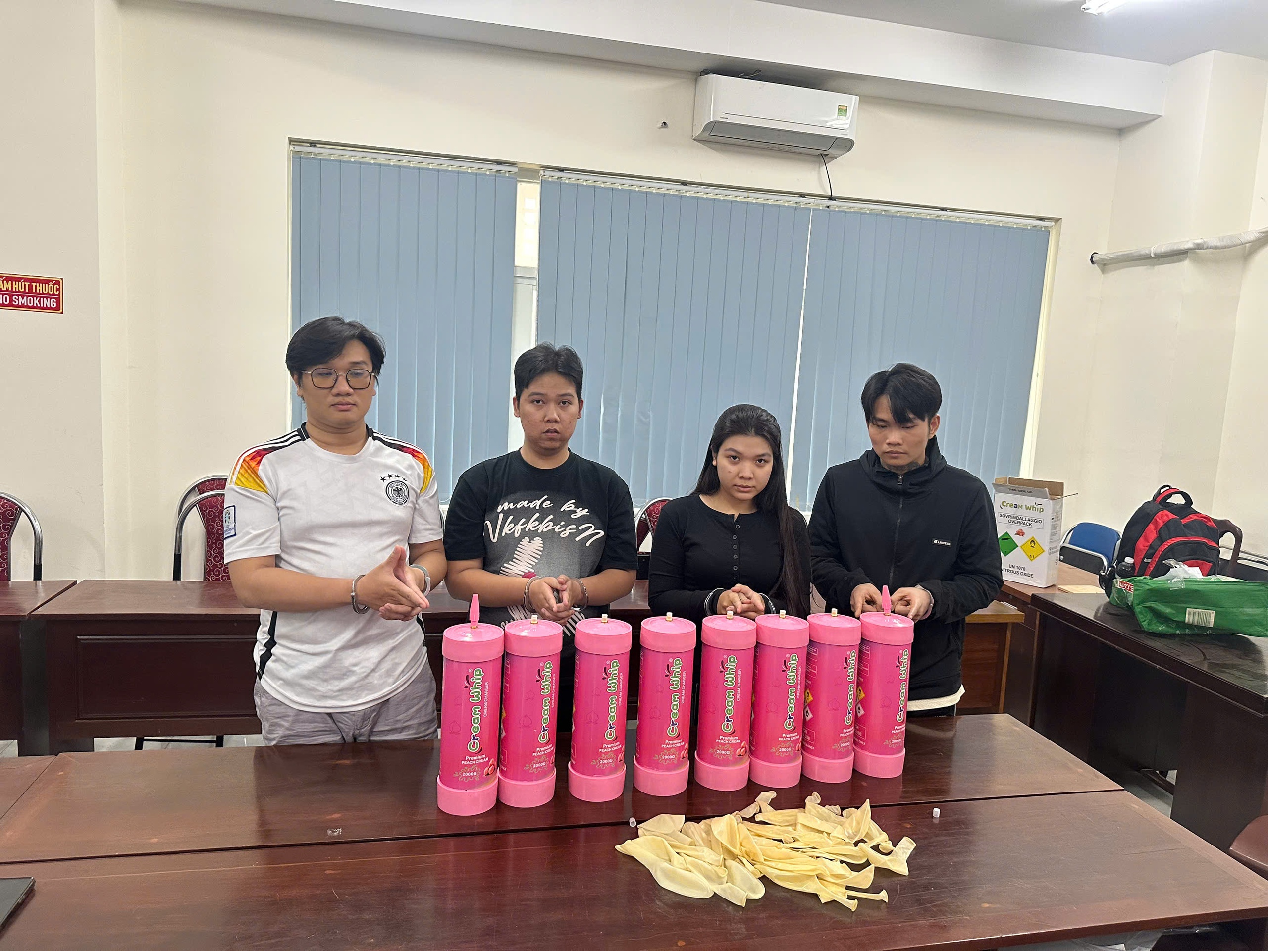Công an TP.HCM khởi tố 4 người trong đường dây buôn bán khí cười quy mô lớn - Ảnh 1.