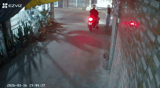 Công an truy tìm người đàn ông quấy rối cô gái trong hẻm ở TP.HCM- Ảnh 1. Công an truy tìm người đàn ông quấy rối cô gái trong hẻm ở TP.HCM- Ảnh 1.