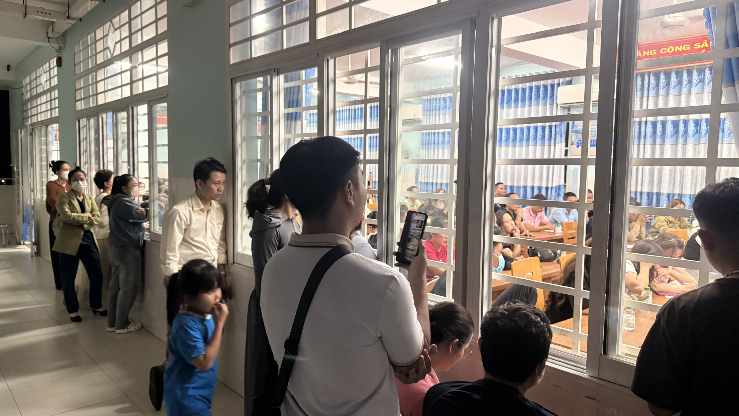 Vụ sườn heo kém chất lượng vào bếp ăn, phụ huynh yêu cầu làm rõ - Ảnh 2.