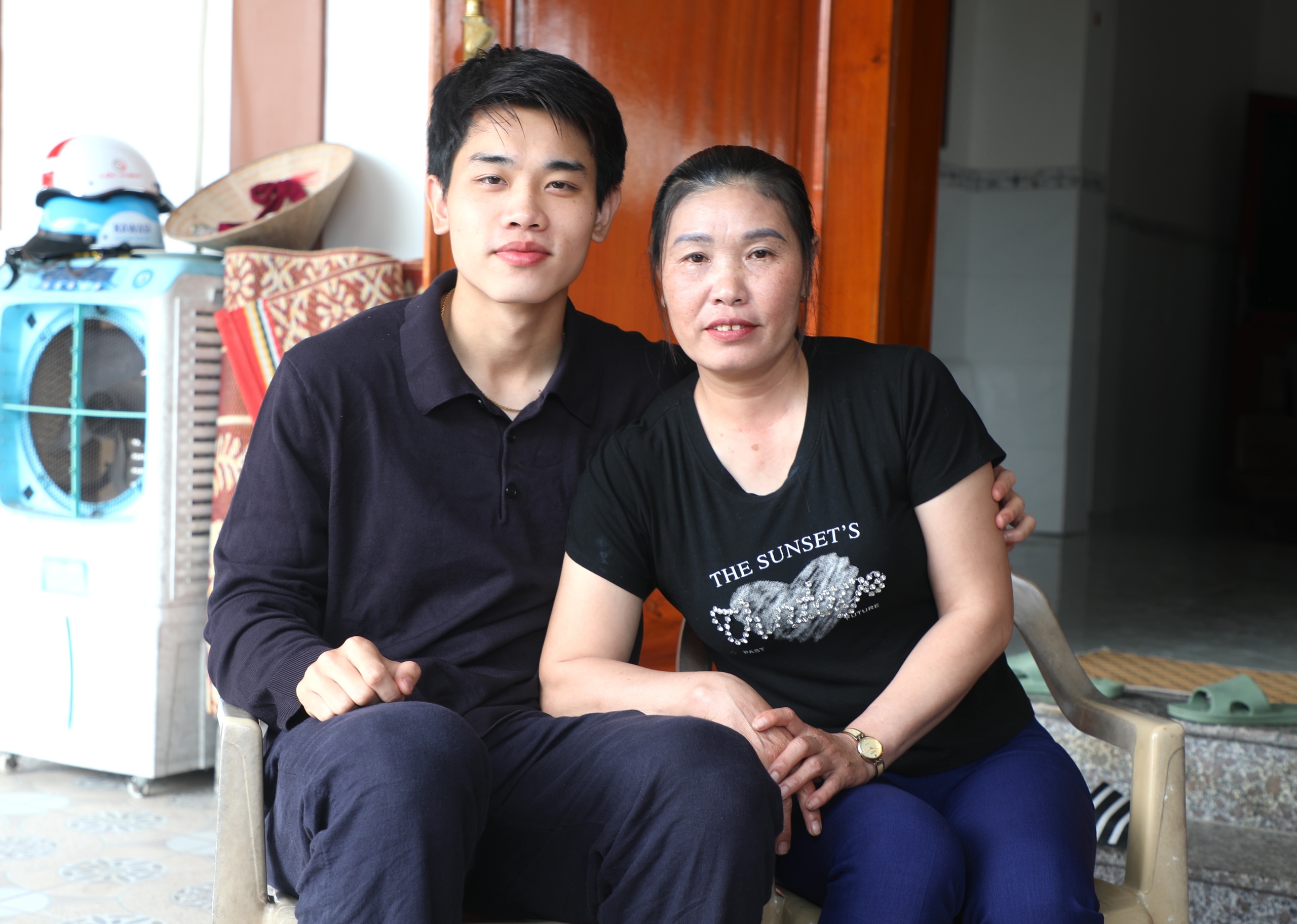 Hàng xóm vỡ òa khi Đình Bắc về thăm nhà, gia đình phấn khởi dựng rạp bày cỗ mời bà con- Ảnh 3.