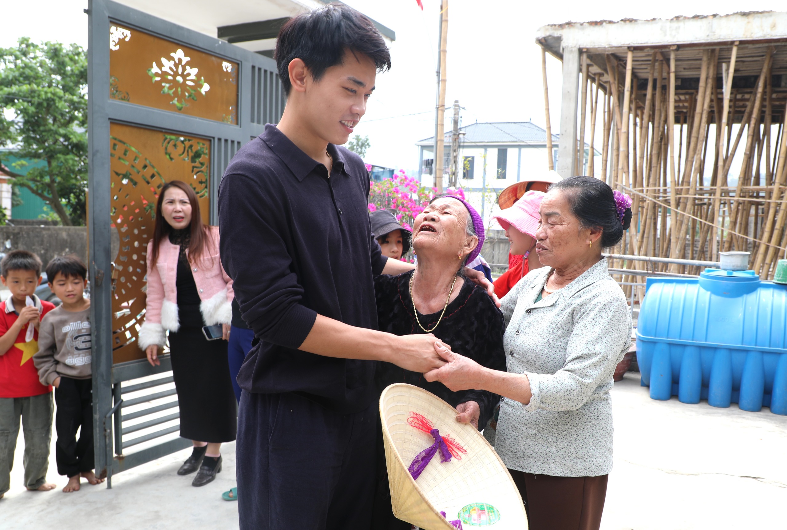 Hàng xóm vỡ òa khi Đình Bắc về thăm nhà, gia đình phấn khởi dựng rạp bày cỗ mời bà con- Ảnh 1.