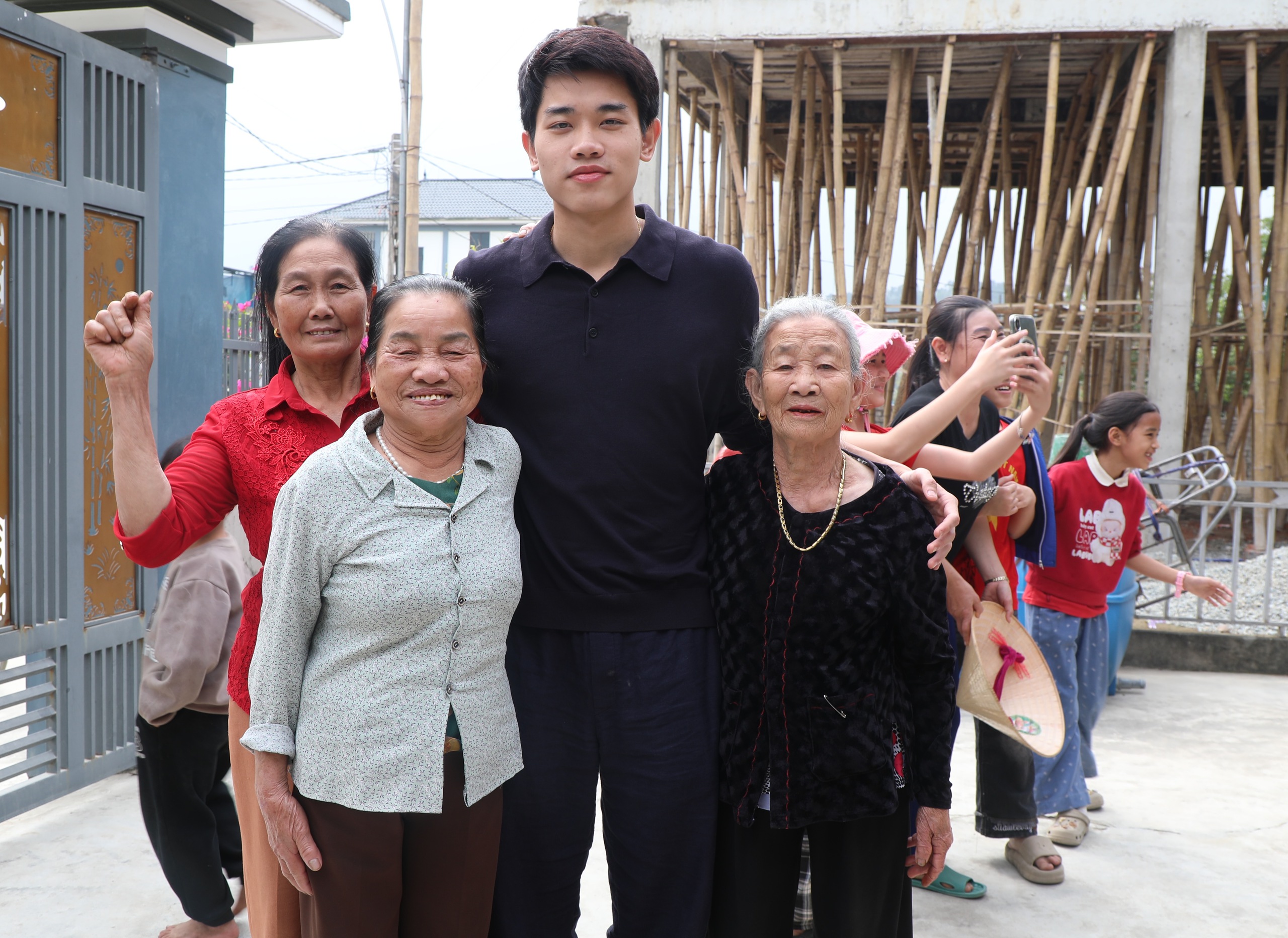 Hàng xóm vỡ òa khi Đình Bắc về thăm nhà, gia đình phấn khởi dựng rạp bày cỗ mời bà con- Ảnh 5.