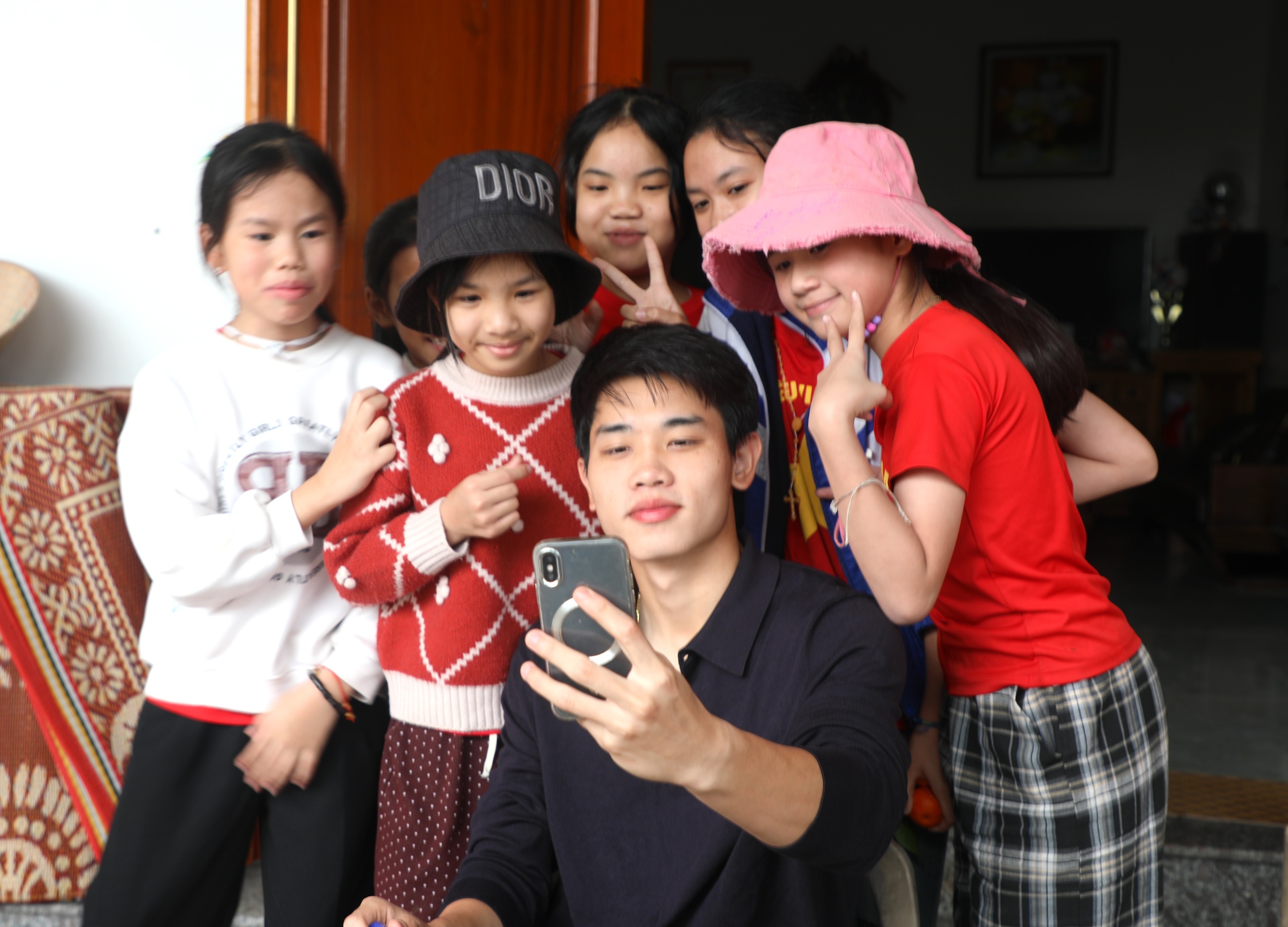 Hàng xóm vỡ òa khi Đình Bắc về thăm nhà, gia đình phấn khởi dựng rạp bày cỗ mời bà con- Ảnh 2.