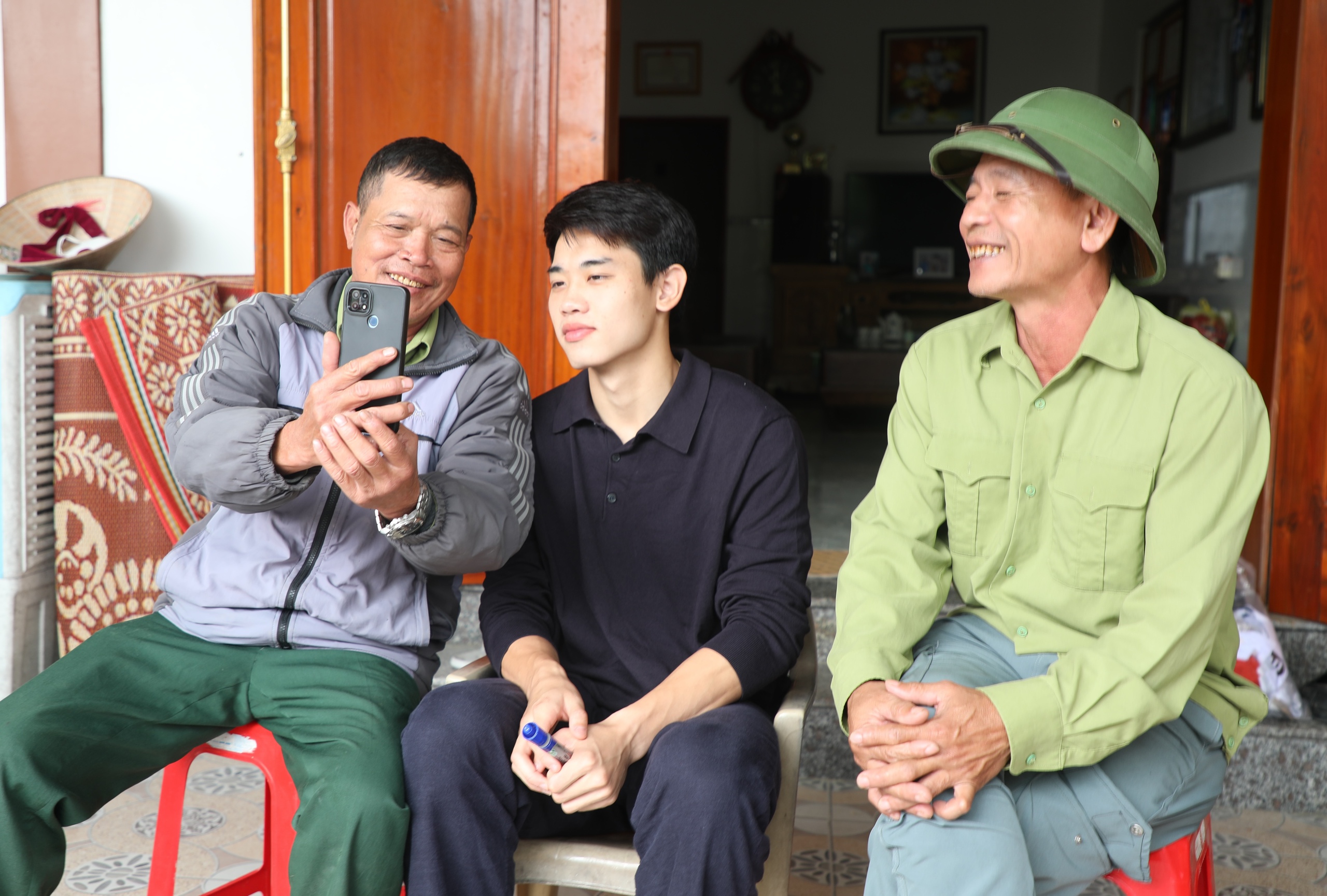 Hàng xóm vỡ òa khi Đình Bắc về thăm nhà, gia đình phấn khởi dựng rạp bày cỗ mời bà con- Ảnh 4.