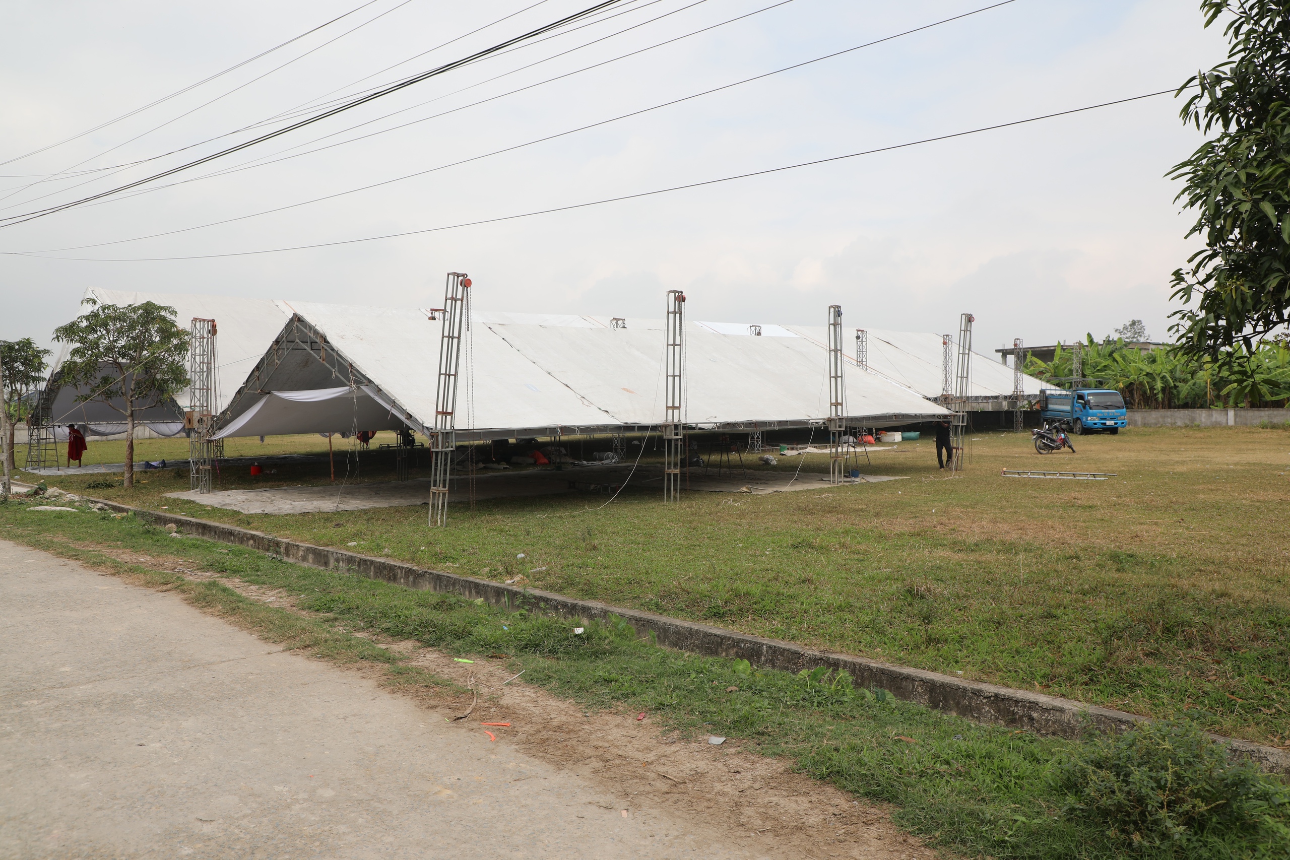 Hàng xóm vỡ òa khi Đình Bắc về thăm nhà, gia đình phấn khởi dựng rạp bày cỗ mời bà con- Ảnh 7.