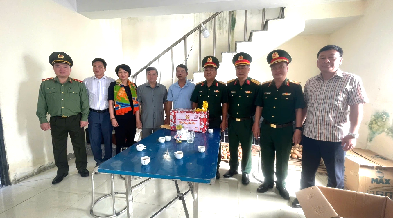 Bí thư Tỉnh ủy Lâm Đồng cùng các tướng lĩnh thăm, chúc tết Đặc khu Phú Quý- Ảnh 5.