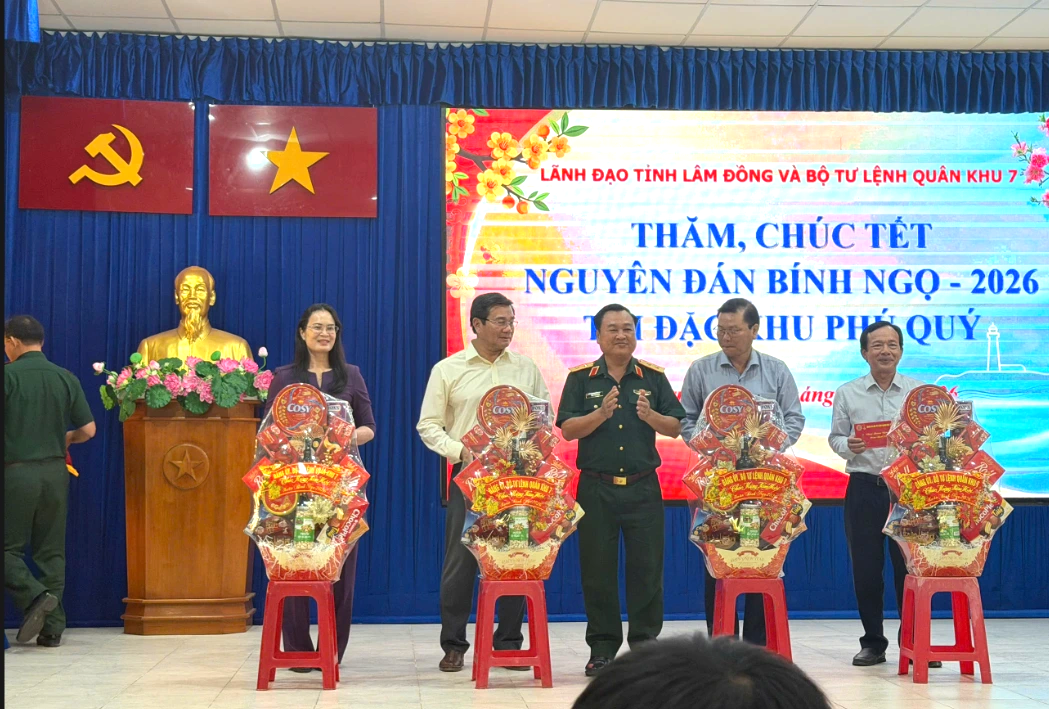 Bí thư Tỉnh ủy Lâm Đồng cùng các tướng lĩnh thăm, chúc tết Đặc khu Phú Quý- Ảnh 3.