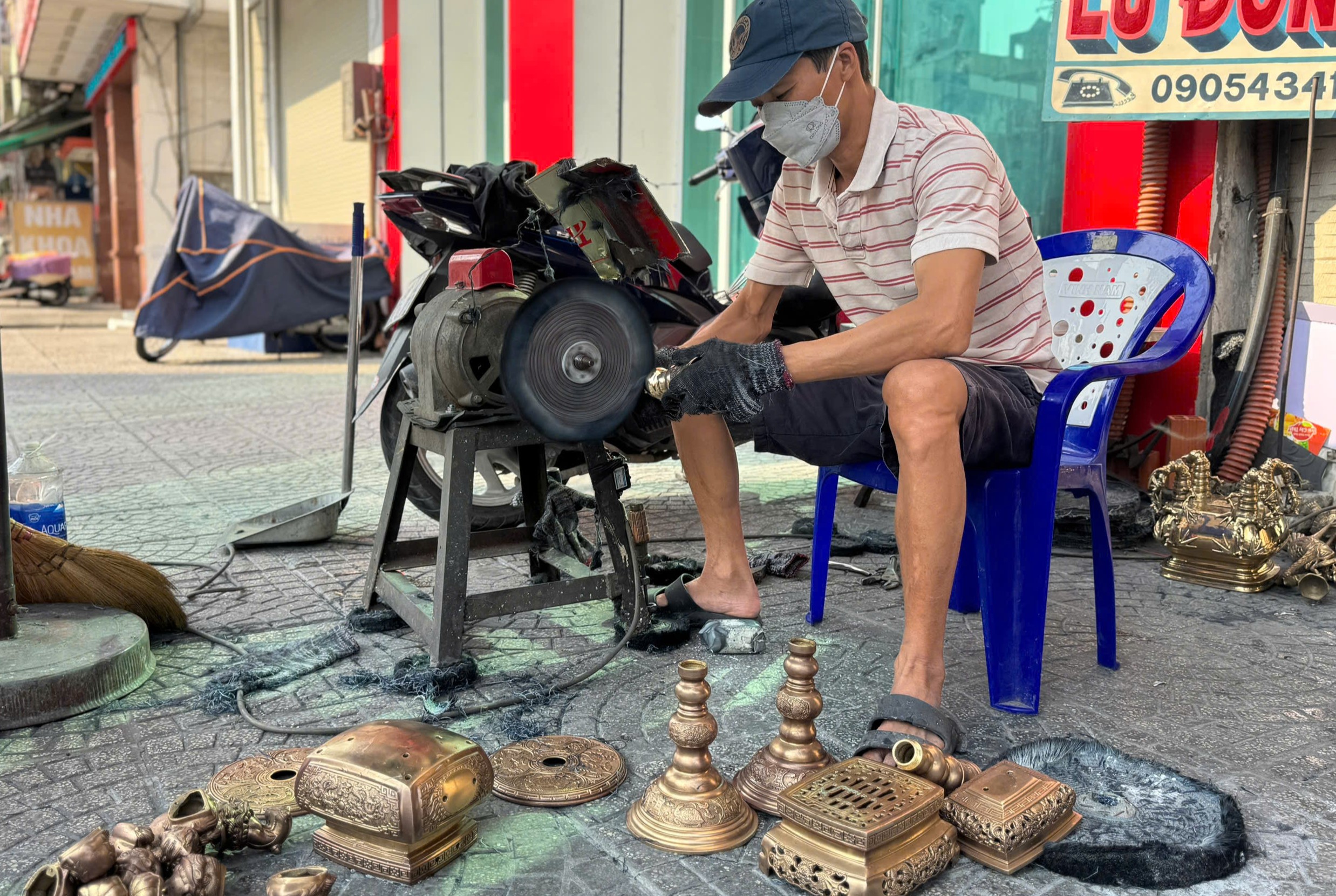 'Đệ tử chân truyền' hơn 20 năm theo nghề đánh bóng lư đồng- Ảnh 1.