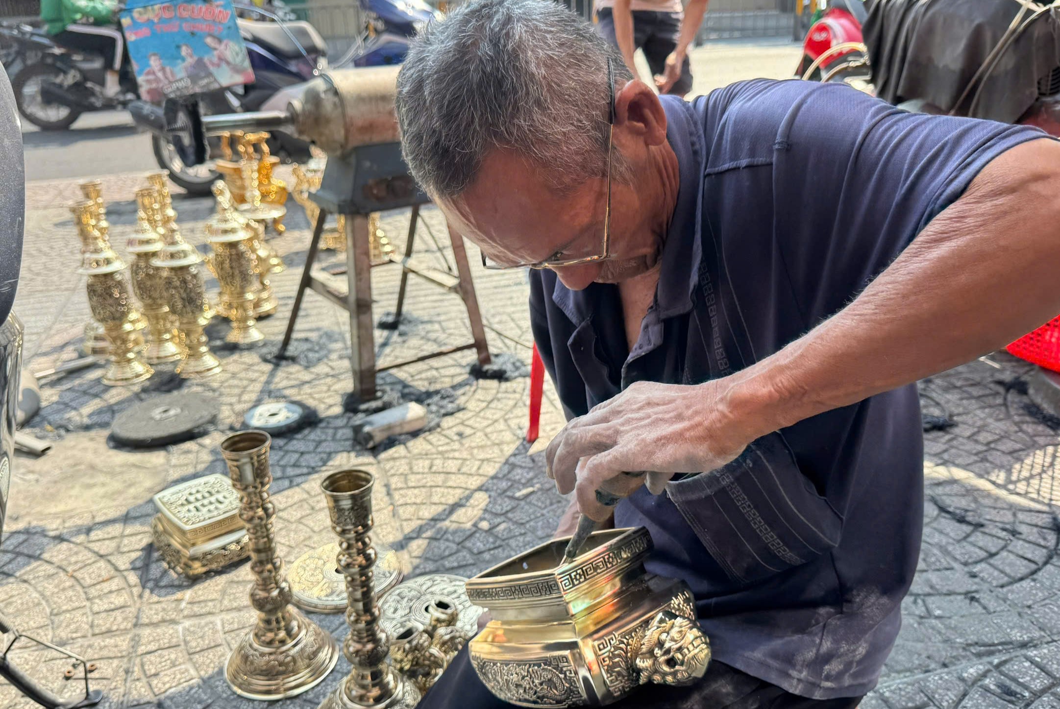 Nghề đánh bóng lư đồng ở TP.HCM: 'Ngẩng đầu lên thì đã chiều 30 tết'- Ảnh 3.