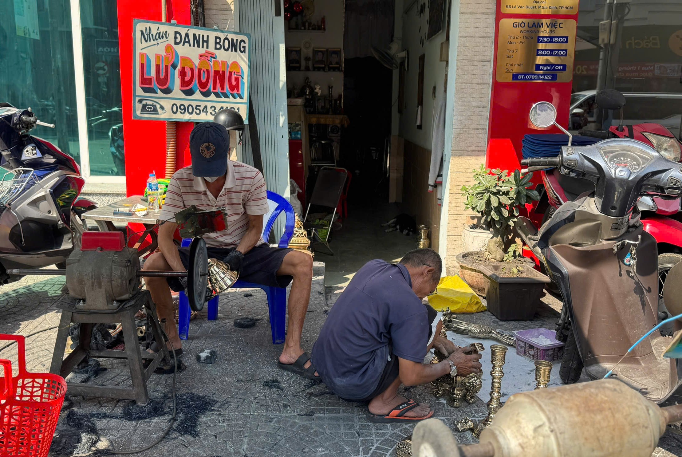 Nghề đánh bóng lư đồng ở TP.HCM: 'Ngẩng đầu lên thì đã chiều 30 tết'- Ảnh 1.