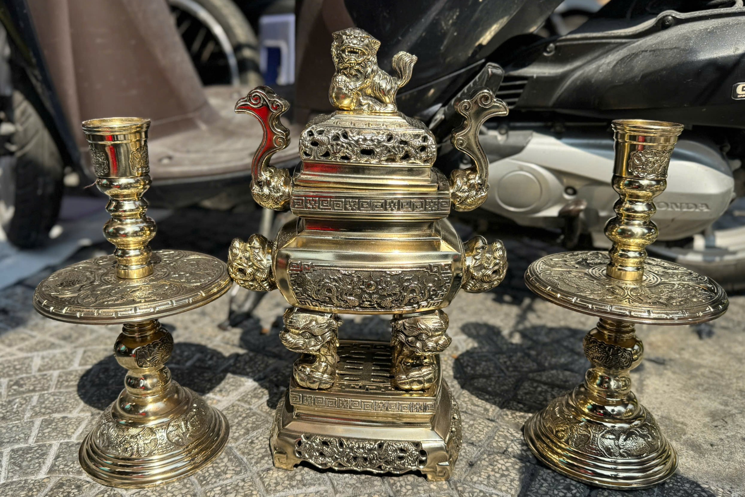 Nghề đánh bóng lư đồng ở TP.HCM: 'Ngẩng đầu lên thì đã chiều 30 tết'- Ảnh 6.