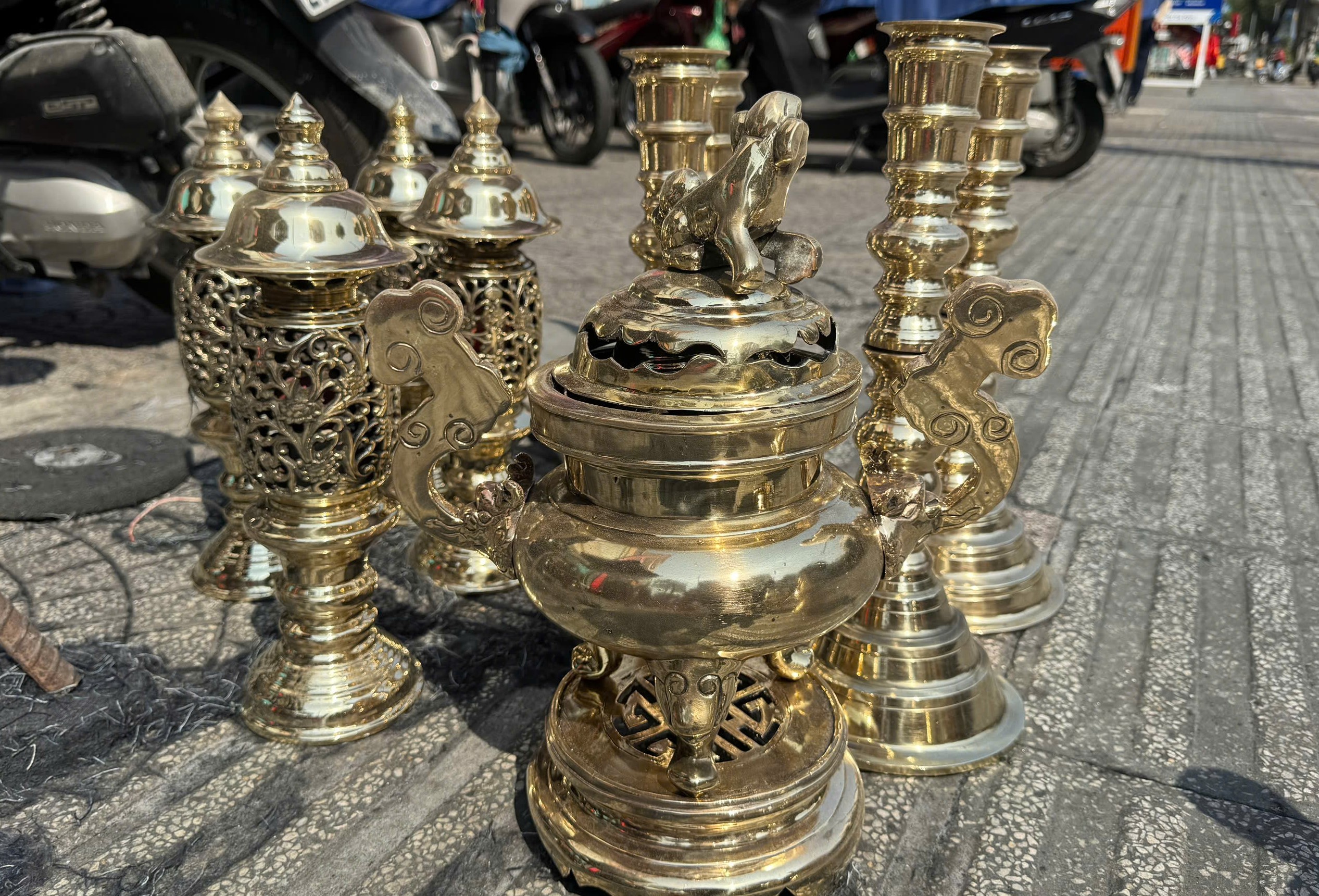 Nghề đánh bóng lư đồng ở TP.HCM: 'Ngẩng đầu lên thì đã chiều 30 tết'- Ảnh 7.