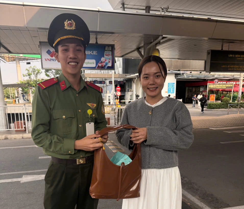 Công an cửa khẩu Tân Sơn Nhất nhanh chóng truy tìm kẻ lấy ví của khách - Ảnh 3.