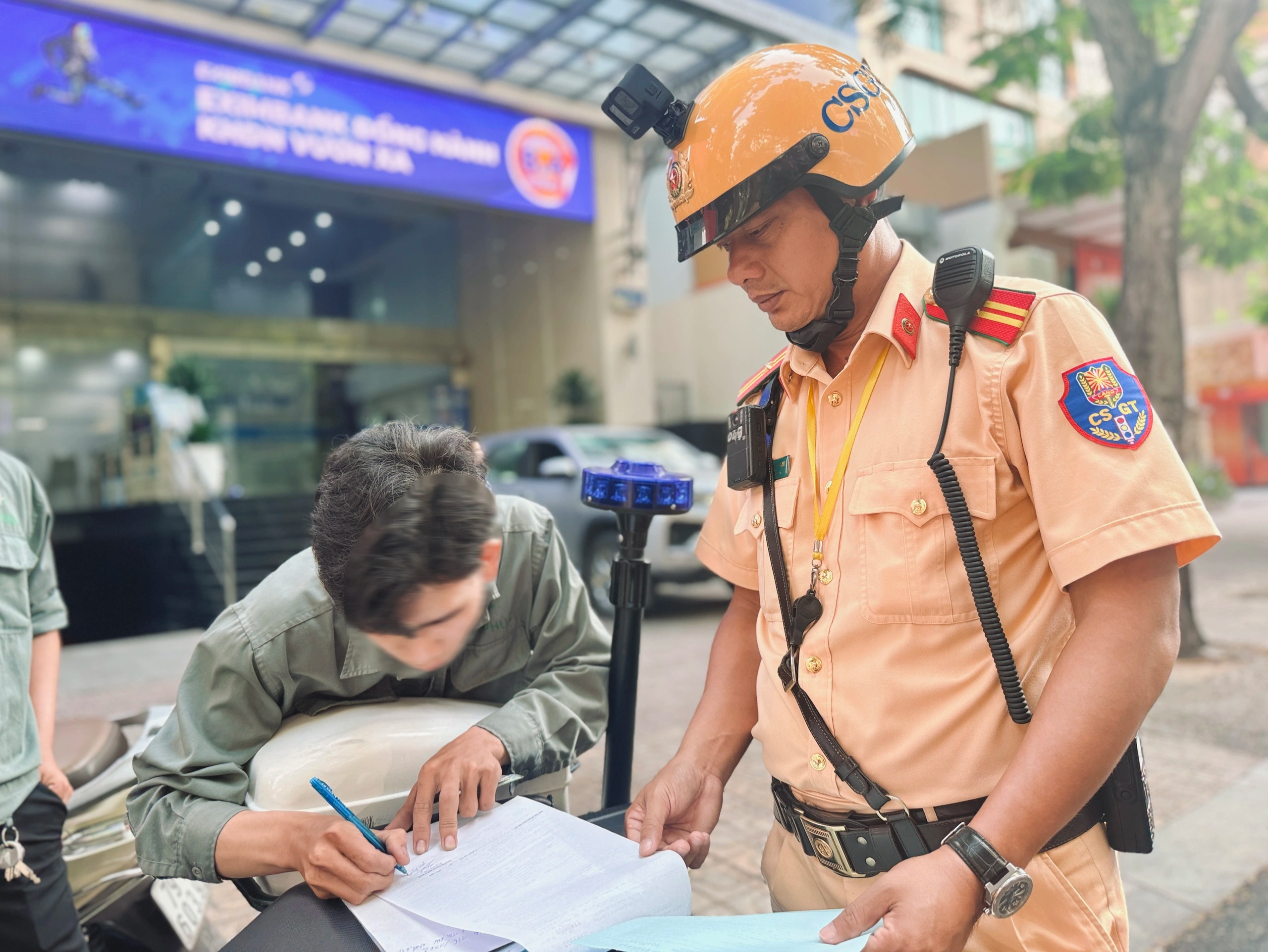 Đỗ xe máy trên vỉa hè TP.HCM: Khi nào không bị CSGT phạt?- Ảnh 3.
