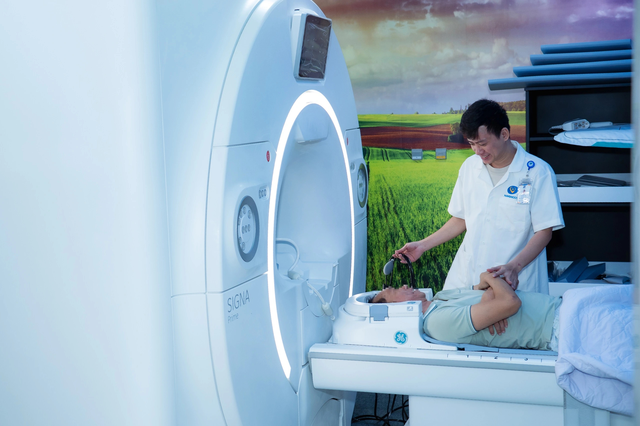 Bệnh viện Nam Sài Gòn đưa vào vận hành máy MRI tích hợp AI - Ảnh 1.