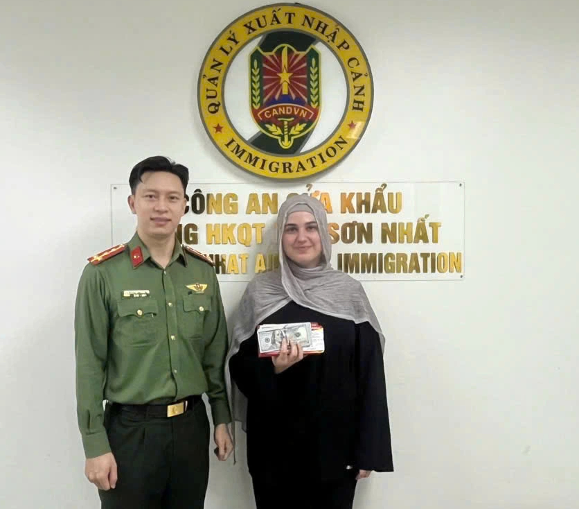 Công an cửa khẩu Tân Sơn Nhất nhanh chóng truy tìm kẻ lấy ví của khách - Ảnh 2.