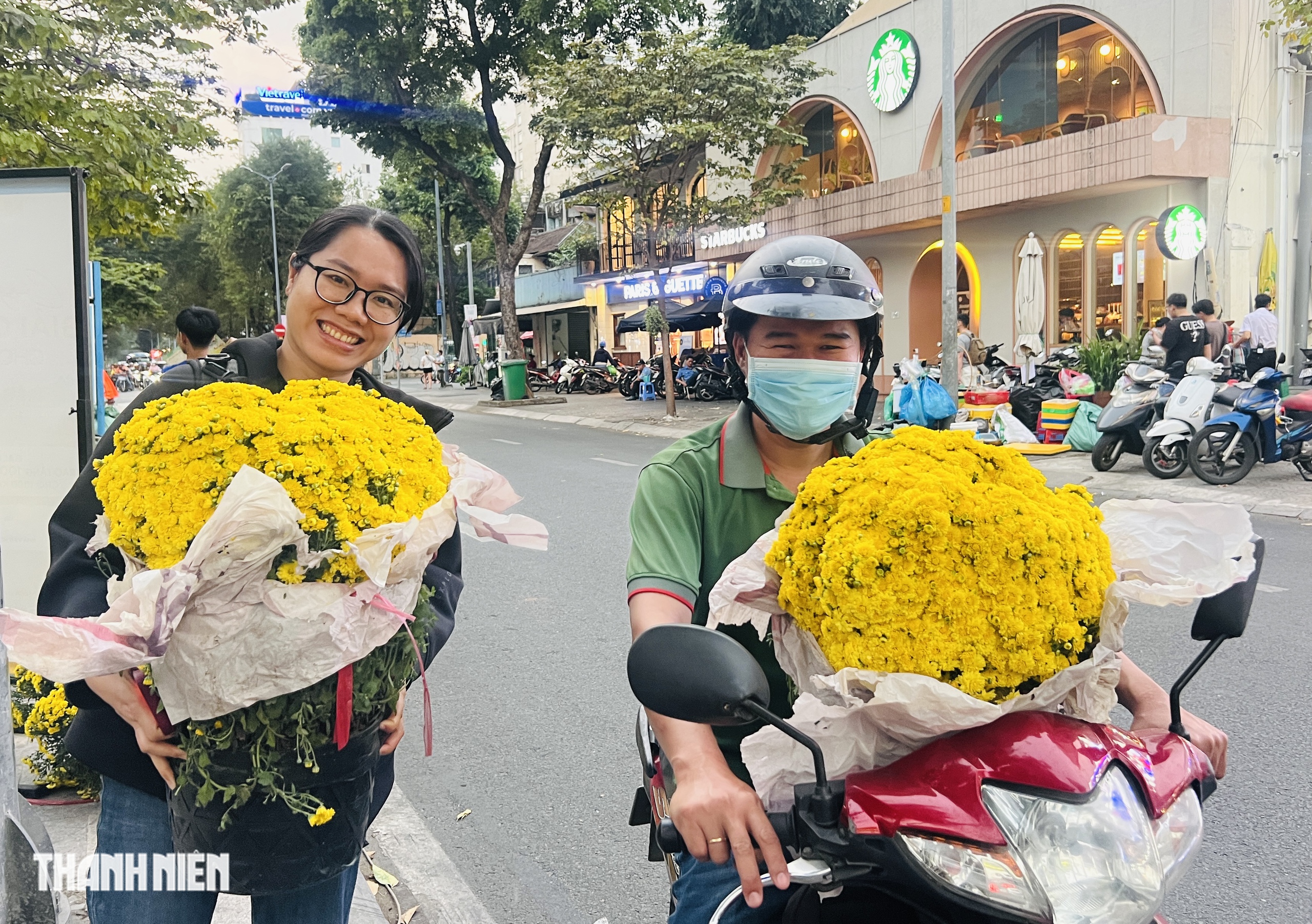 Người dân TP.HCM bất ngờ khi 1.000 chậu hoa tết được tặng miễn phí chiều nay- Ảnh 4. Người dân TP.HCM bất ngờ khi 1.000 chậu hoa tết được tặng miễn phí chiều nay- Ảnh 4.