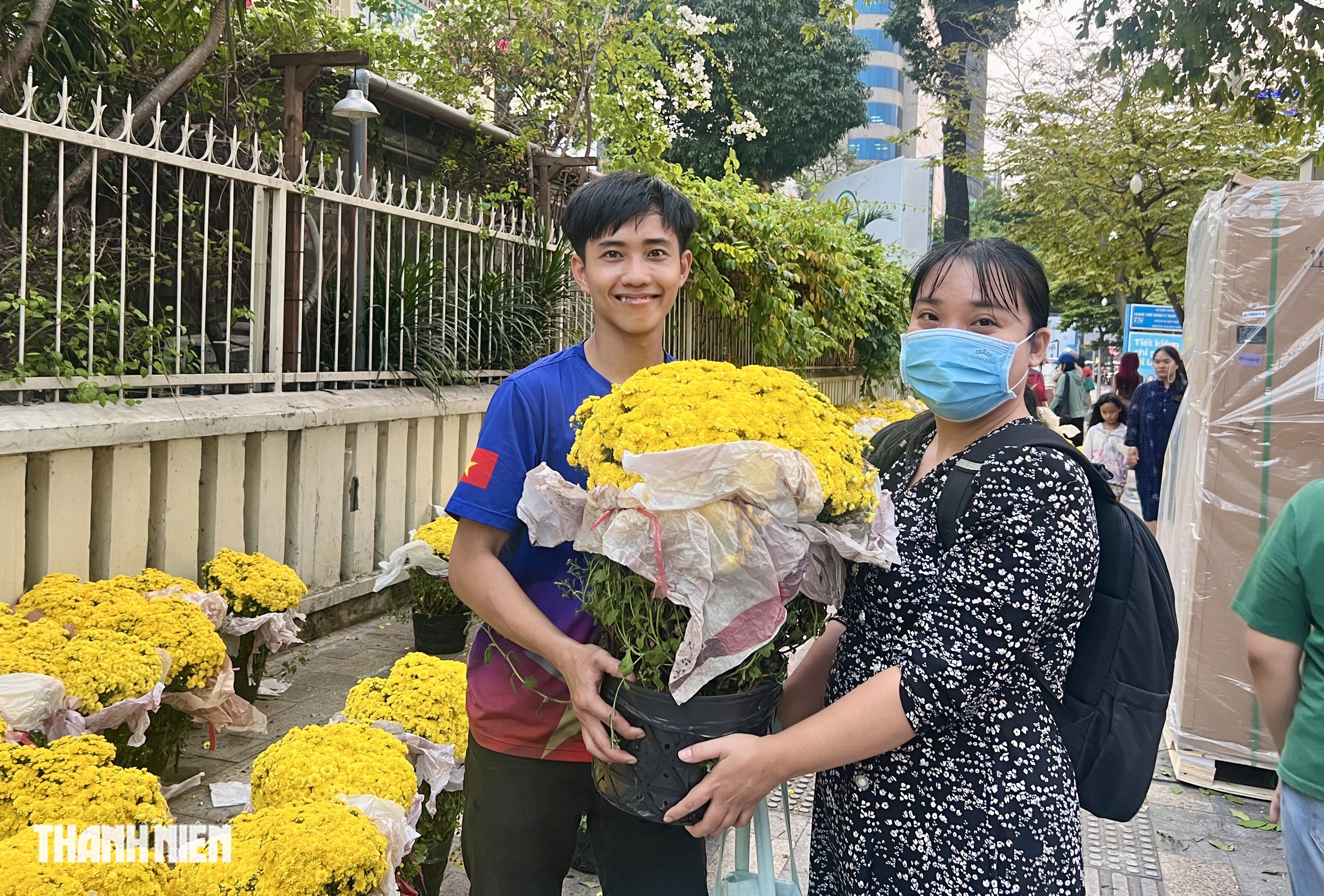 Người dân TP.HCM bất ngờ khi 1.000 chậu hoa tết được tặng miễn phí chiều nay- Ảnh 3. Người dân TP.HCM bất ngờ khi 1.000 chậu hoa tết được tặng miễn phí chiều nay- Ảnh 3.