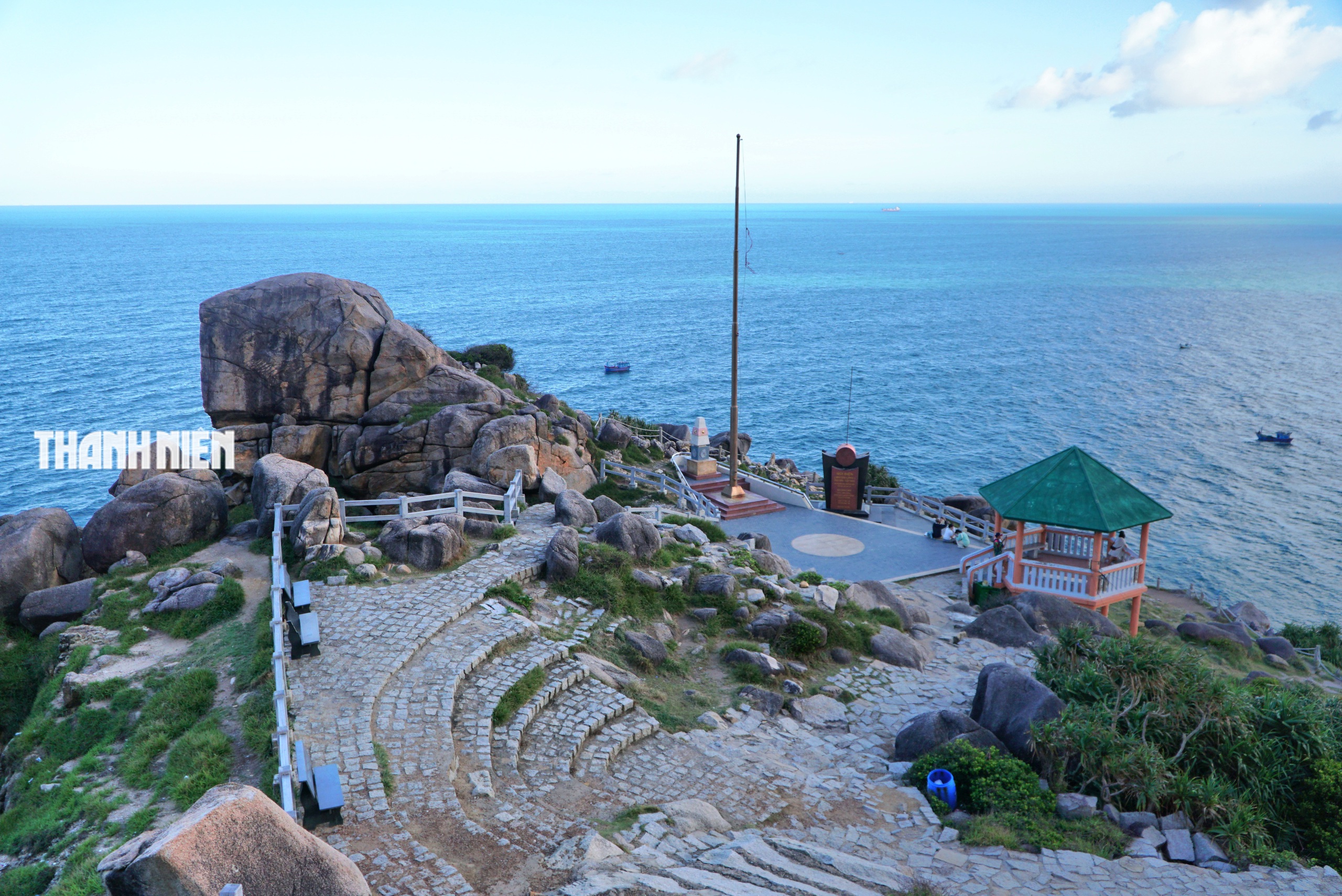 Chuyện về 'Bạn chó Vàng' 5 sao đặc biệt trên đỉnh Mũi Điện - Ảnh 2.