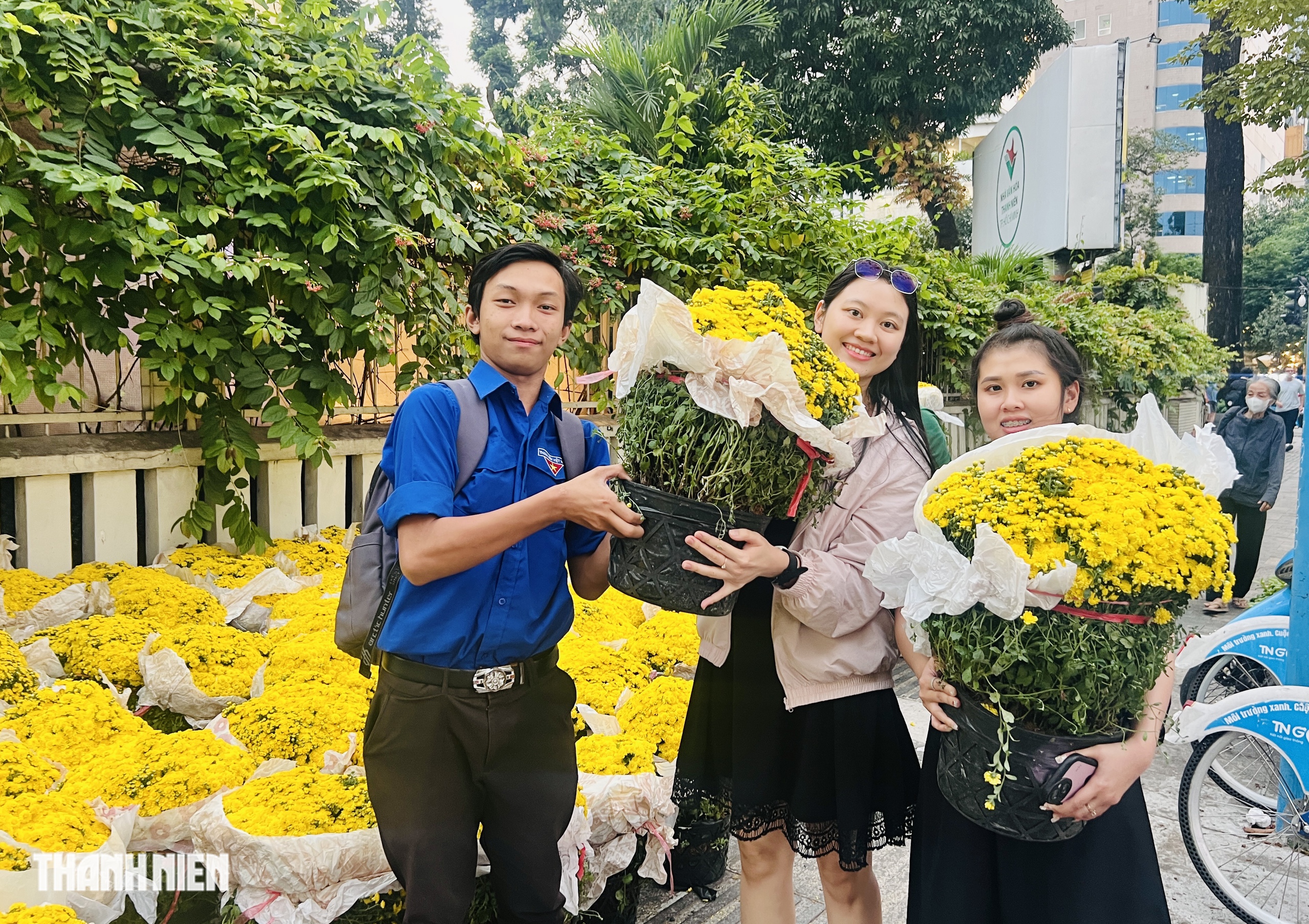 Người dân TP.HCM bất ngờ khi 1.000 chậu hoa tết được tặng miễn phí chiều nay- Ảnh 1. Người dân TP.HCM bất ngờ khi 1.000 chậu hoa tết được tặng miễn phí chiều nay- Ảnh 1.