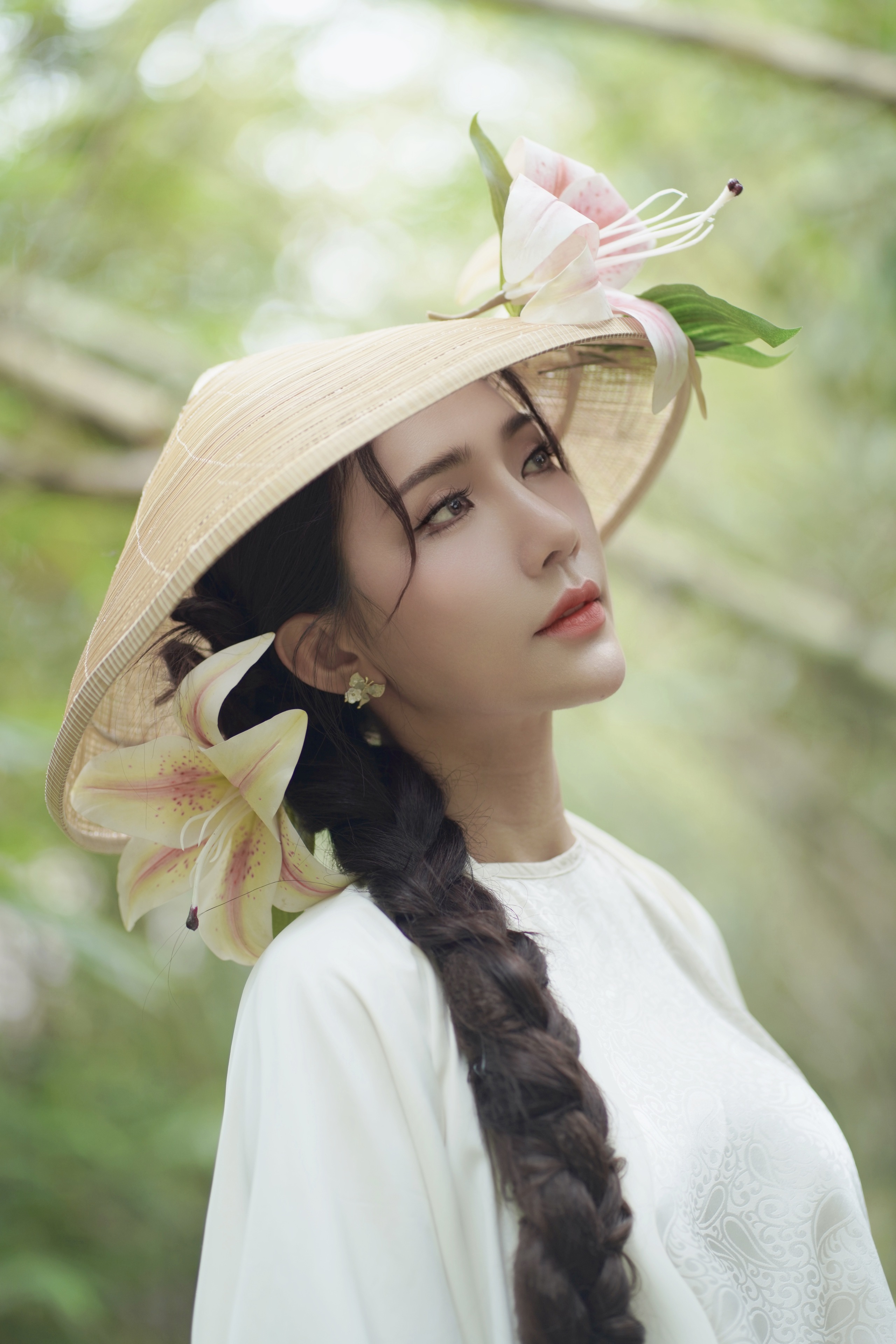 Chọn tu tập sau biến cố, cuộc sống Hoàng Y Nhung giờ ra sao? - Ảnh 2.