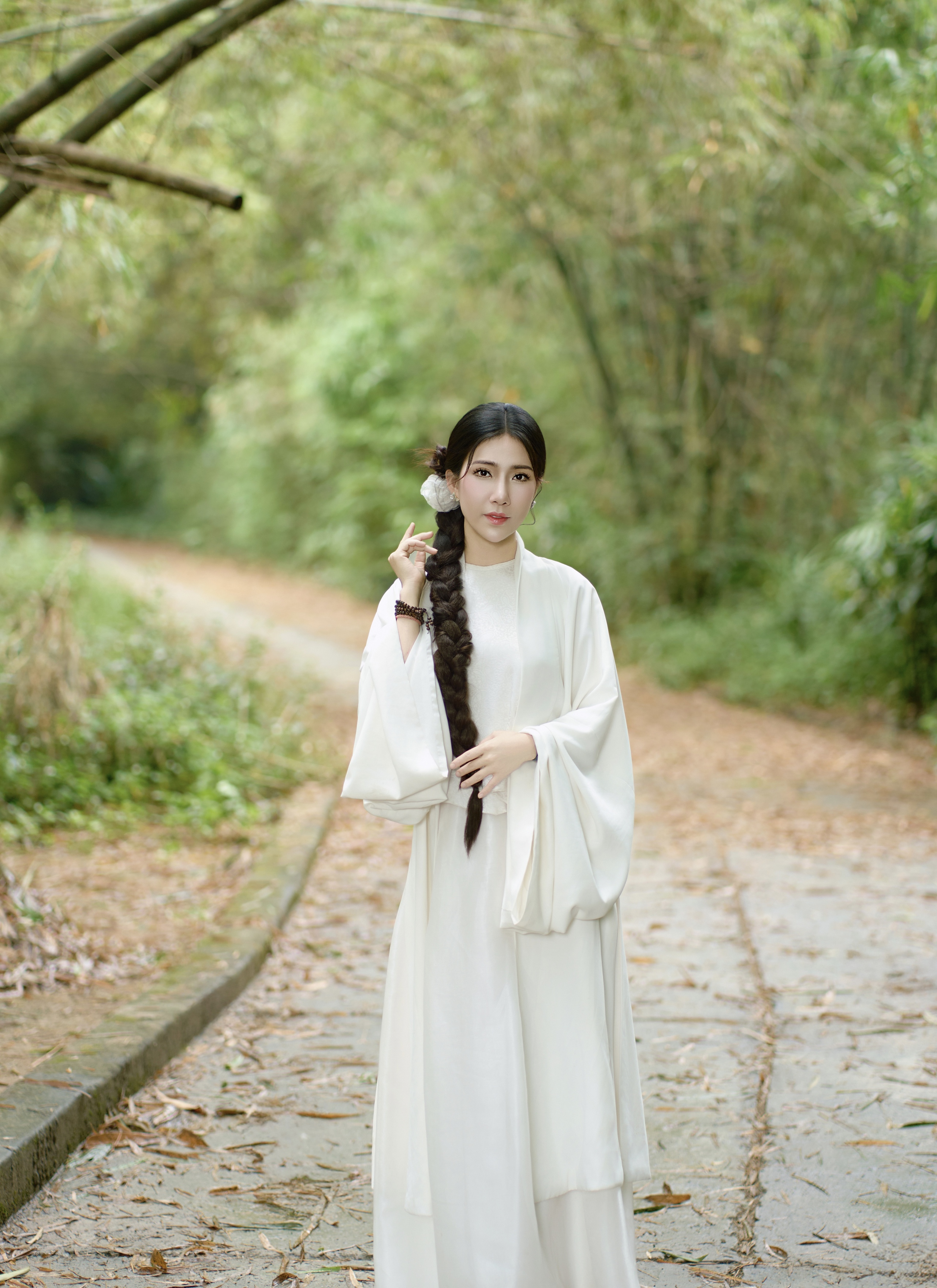 Chọn tu tập sau biến cố, cuộc sống Hoàng Y Nhung giờ ra sao? - Ảnh 3.