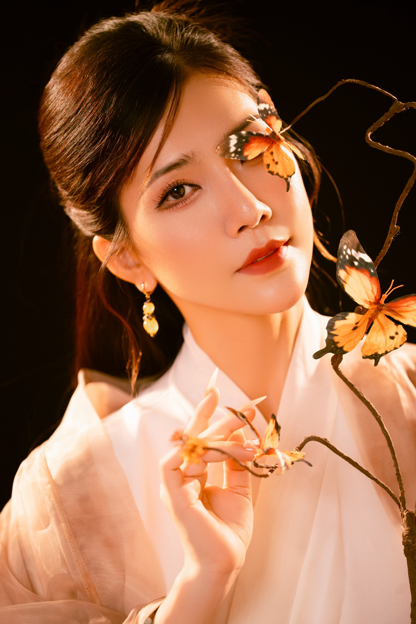 Chọn tu tập sau biến cố, cuộc sống Hoàng Y Nhung giờ ra sao? - Ảnh 4.