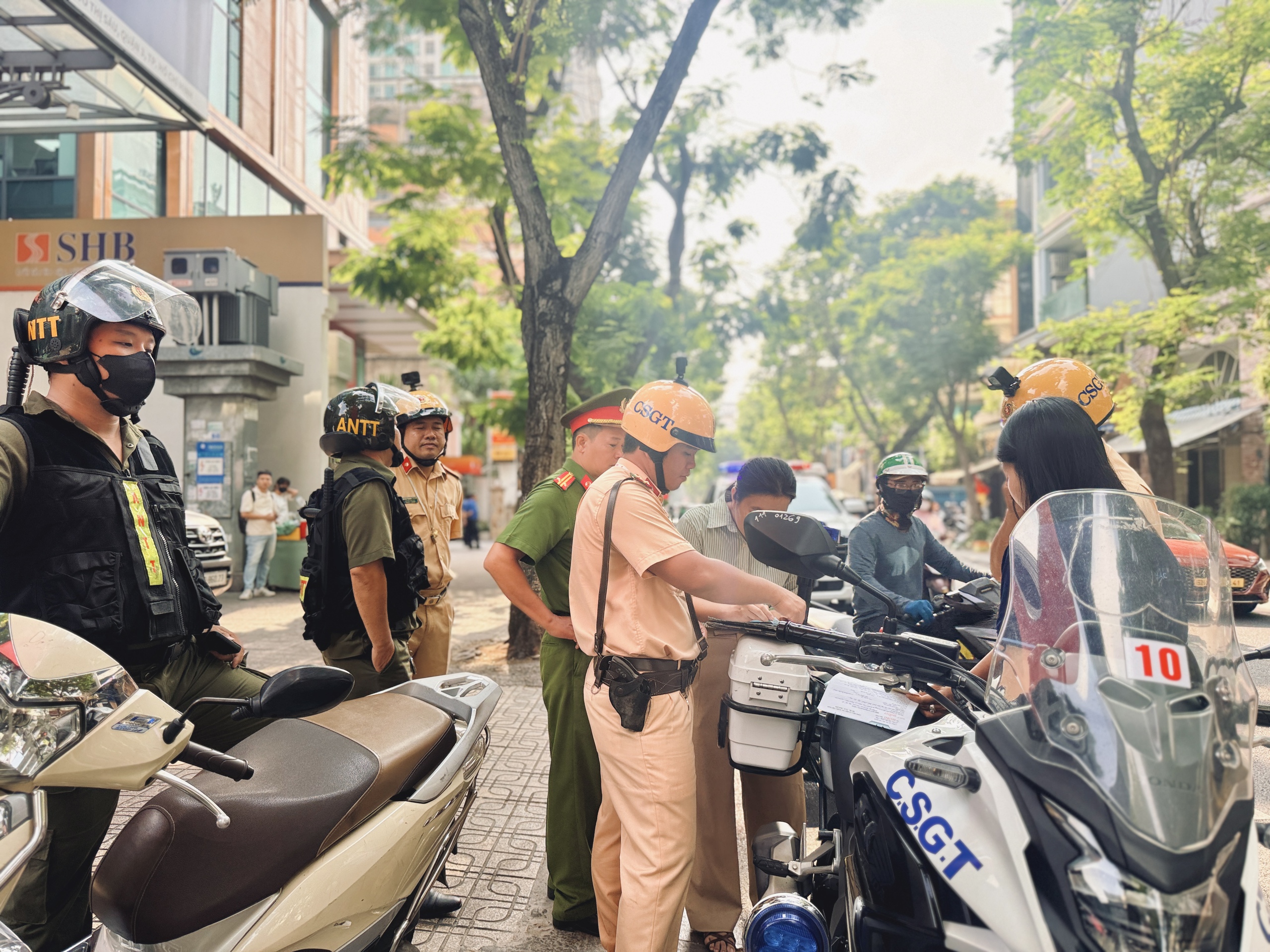 Đỗ xe máy trên vỉa hè TP.HCM: Khi nào không bị CSGT phạt?- Ảnh 1.