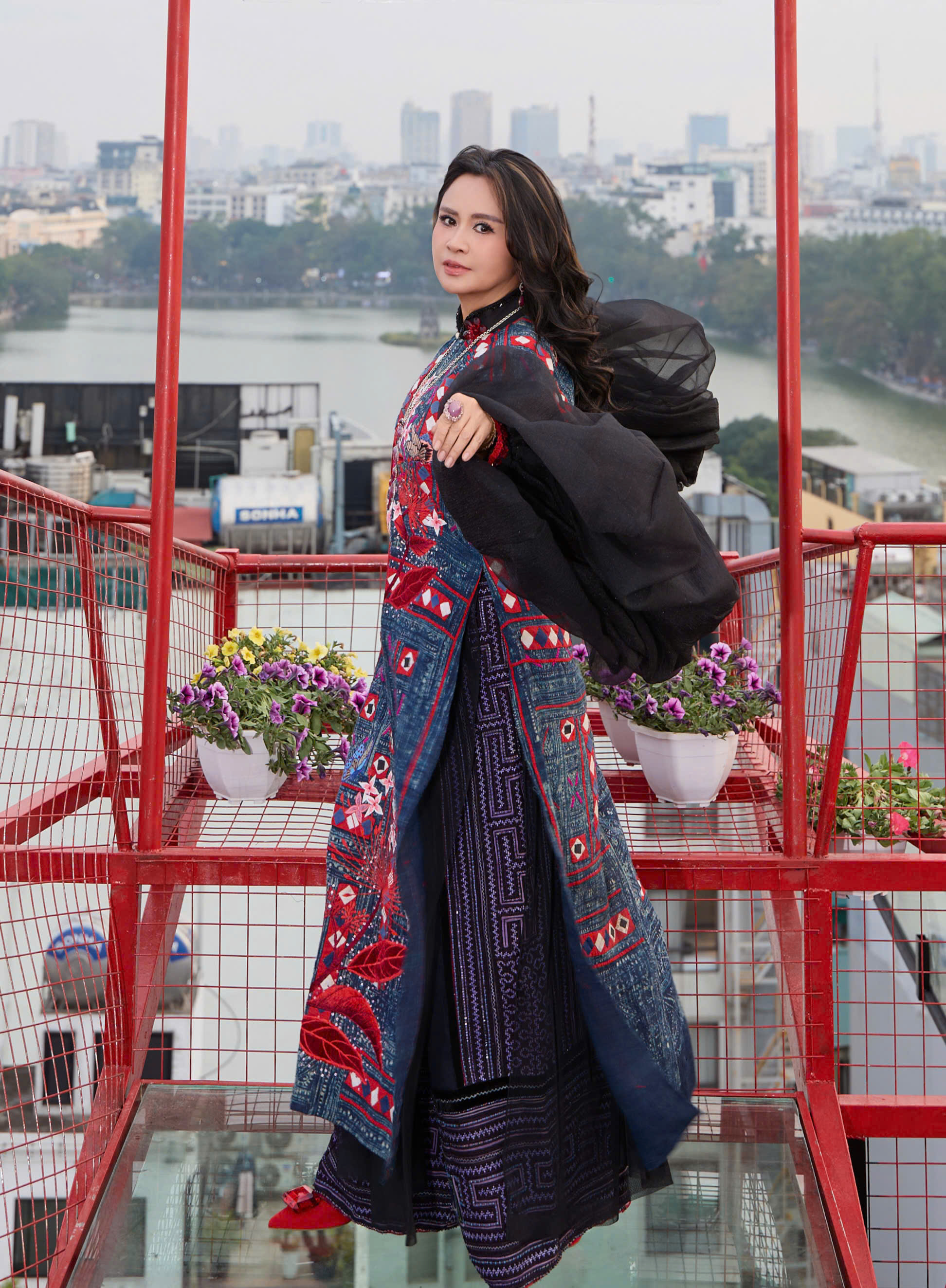 Diva Thanh Lam bất ngờ đóng phim Tết của Trấn Thành - Ảnh 2.