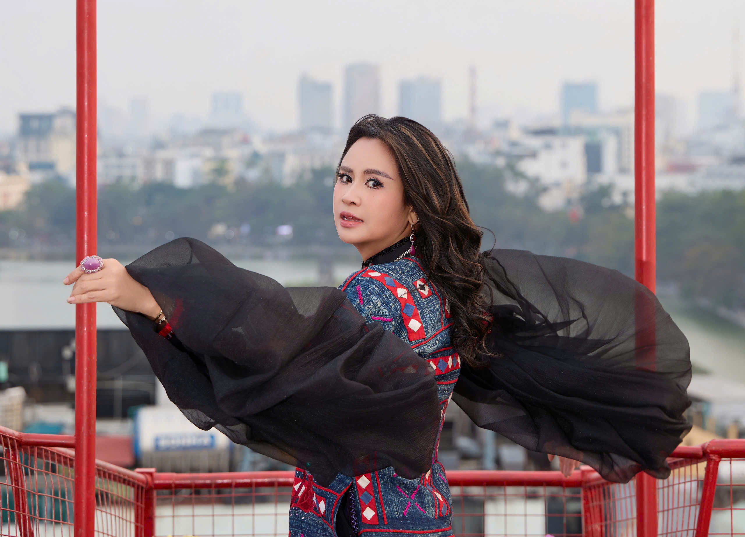 Diva Thanh Lam bất ngờ đóng phim Tết của Trấn Thành - Ảnh 1.