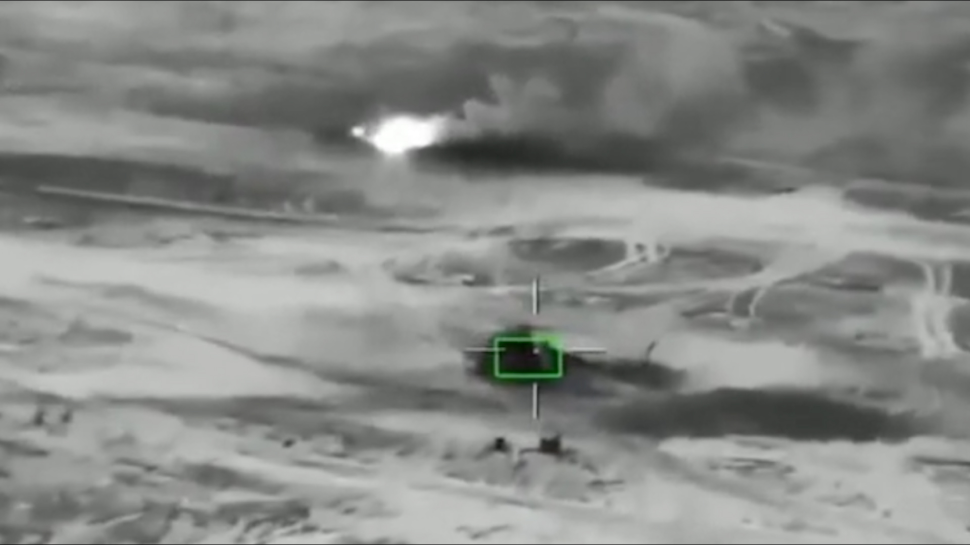 UAV tấn công tầm xa của Nga phá hủy trực thăng quân sự Ukraine - Ảnh 1.