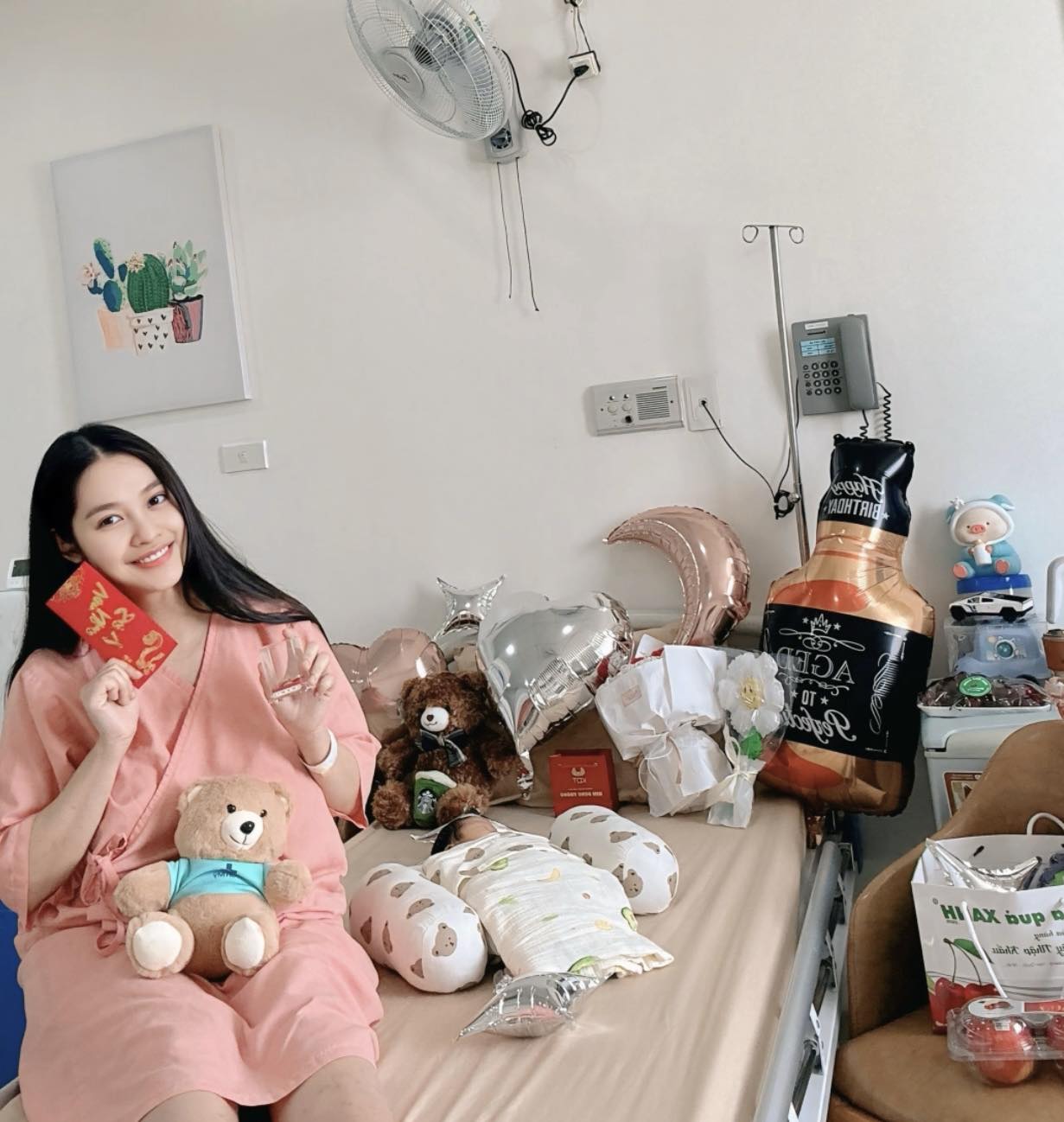 - Ảnh 1. 'Hoa hậu người Tày' Nông Thúy Hằng 'lên chức' - Ảnh 1.